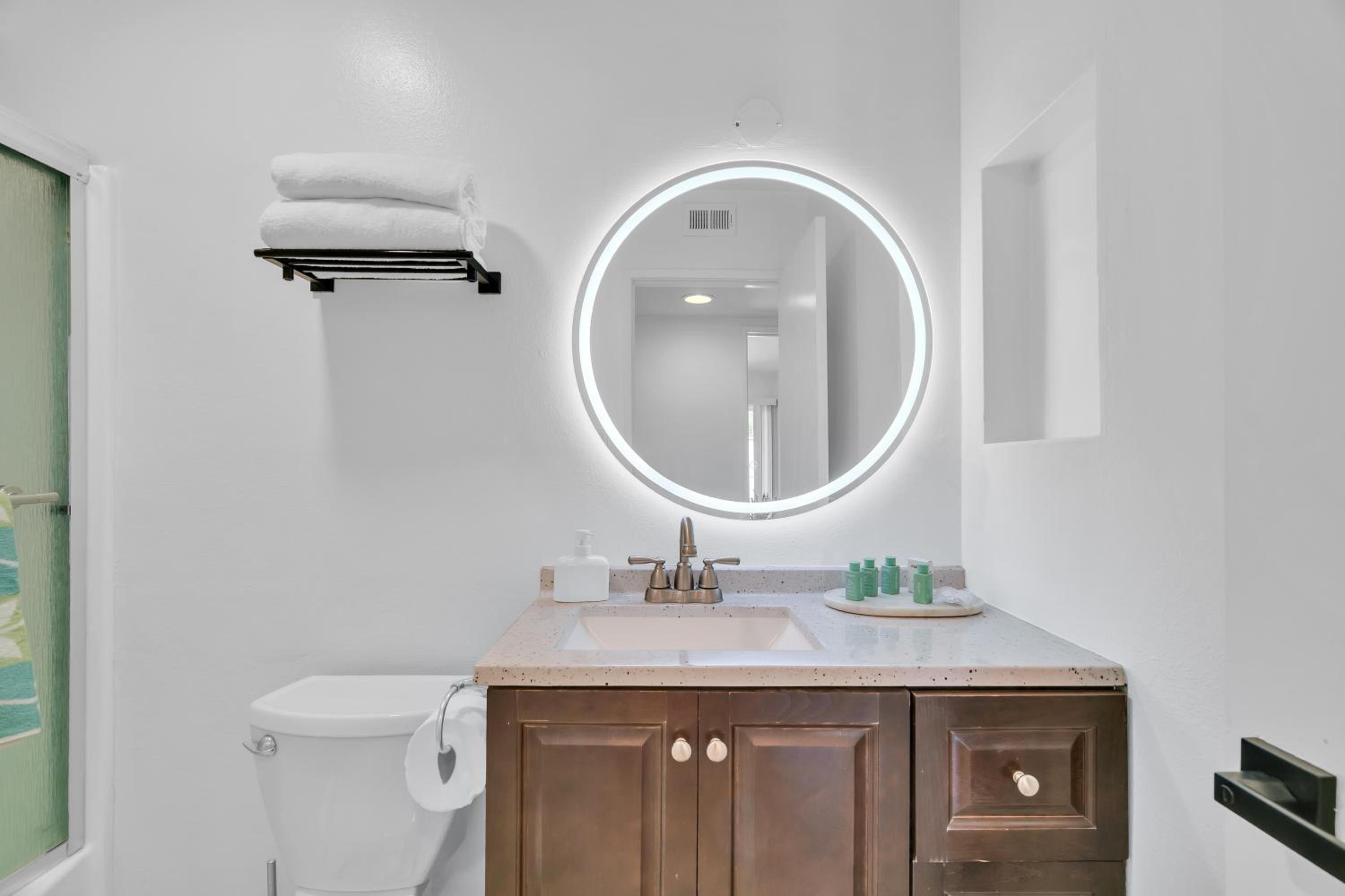 High Ceilings 3BR with Loft-2 Baths Pool & Jacuzzi