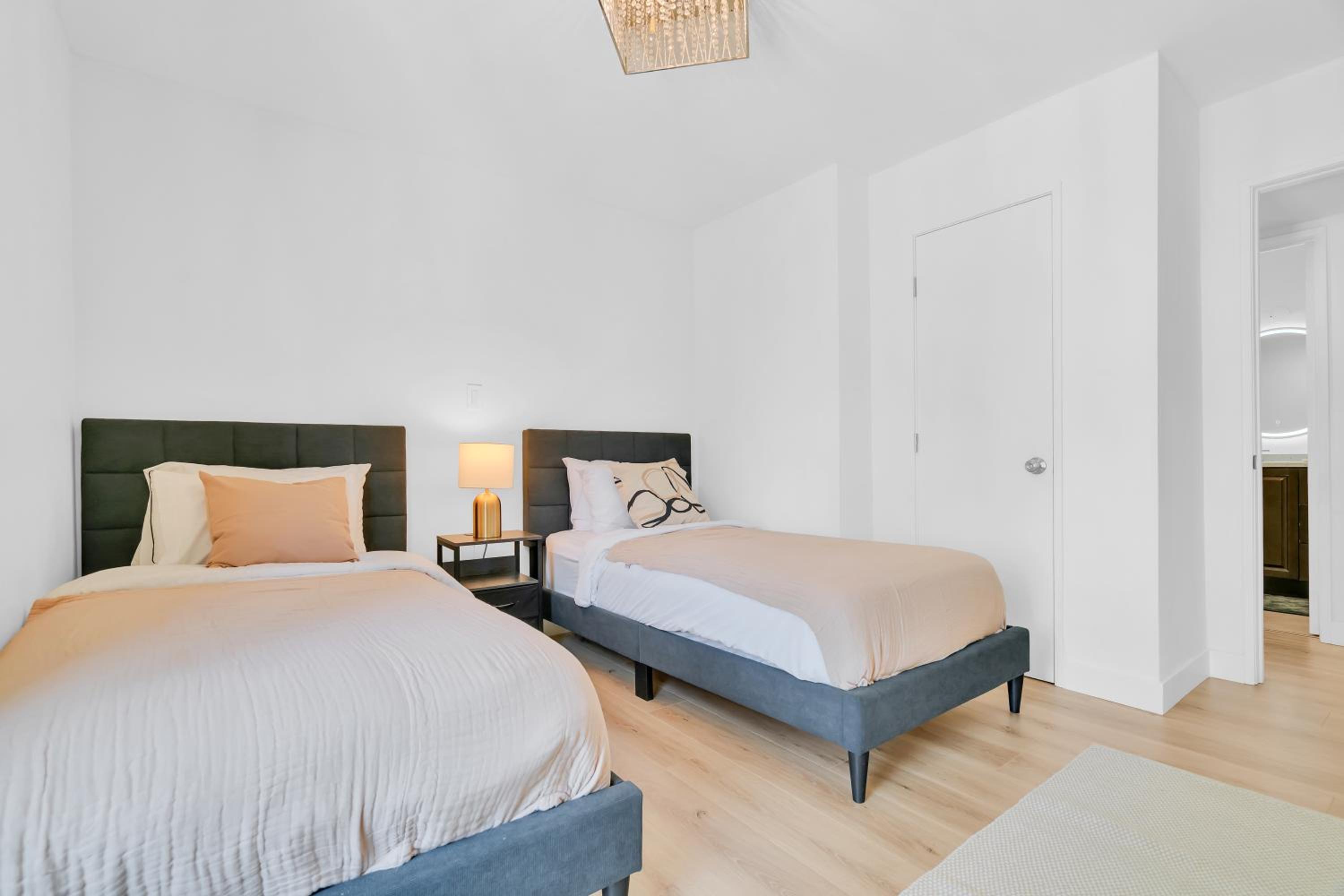 High Ceilings 3BR with Loft-2 Baths Pool & Jacuzzi