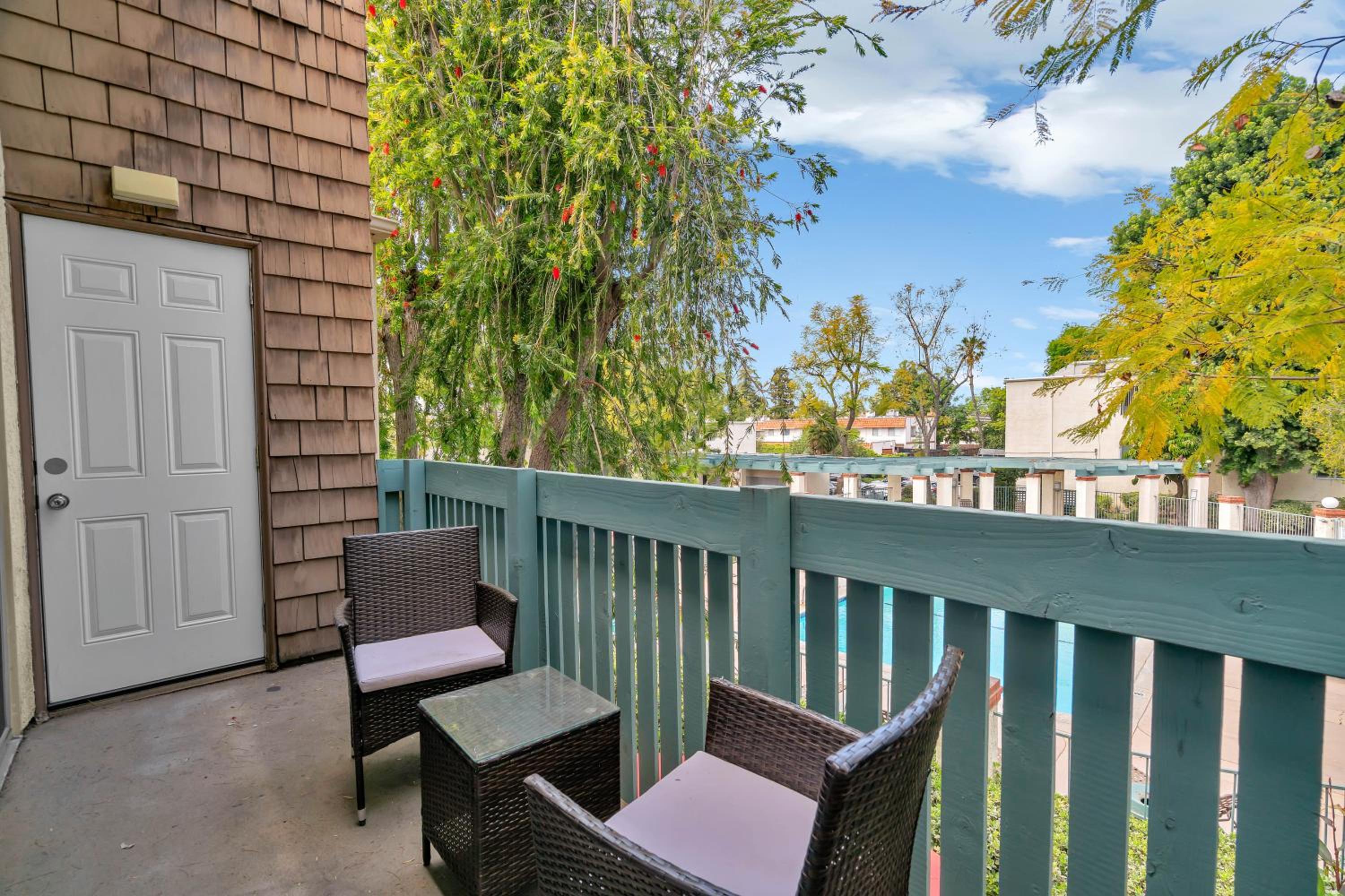 High Ceilings 3BR with Loft-2 Baths Pool & Jacuzzi