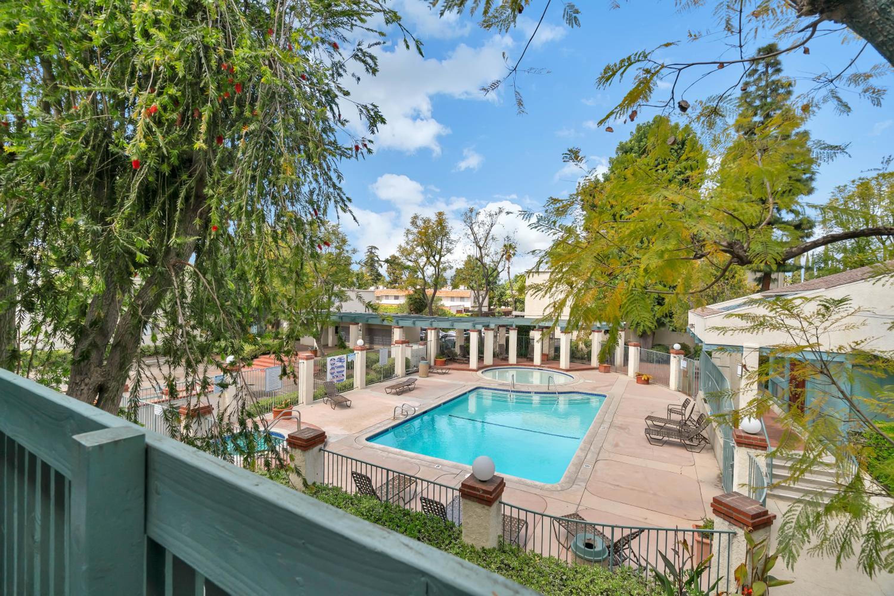 High Ceilings 3BR with Loft-2 Baths Pool & Jacuzzi