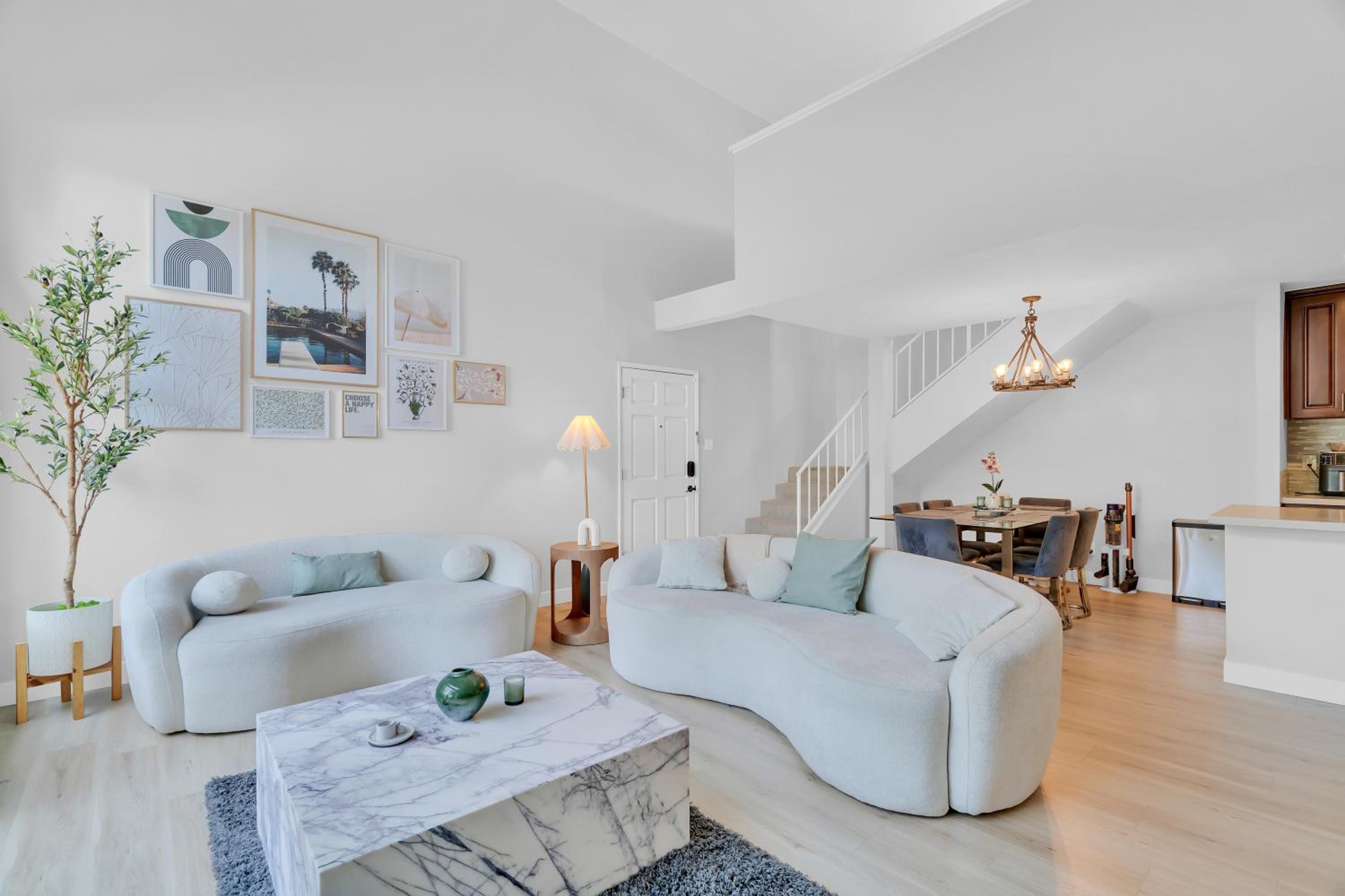 High Ceilings 3BR with Loft-2 Baths Pool & Jacuzzi