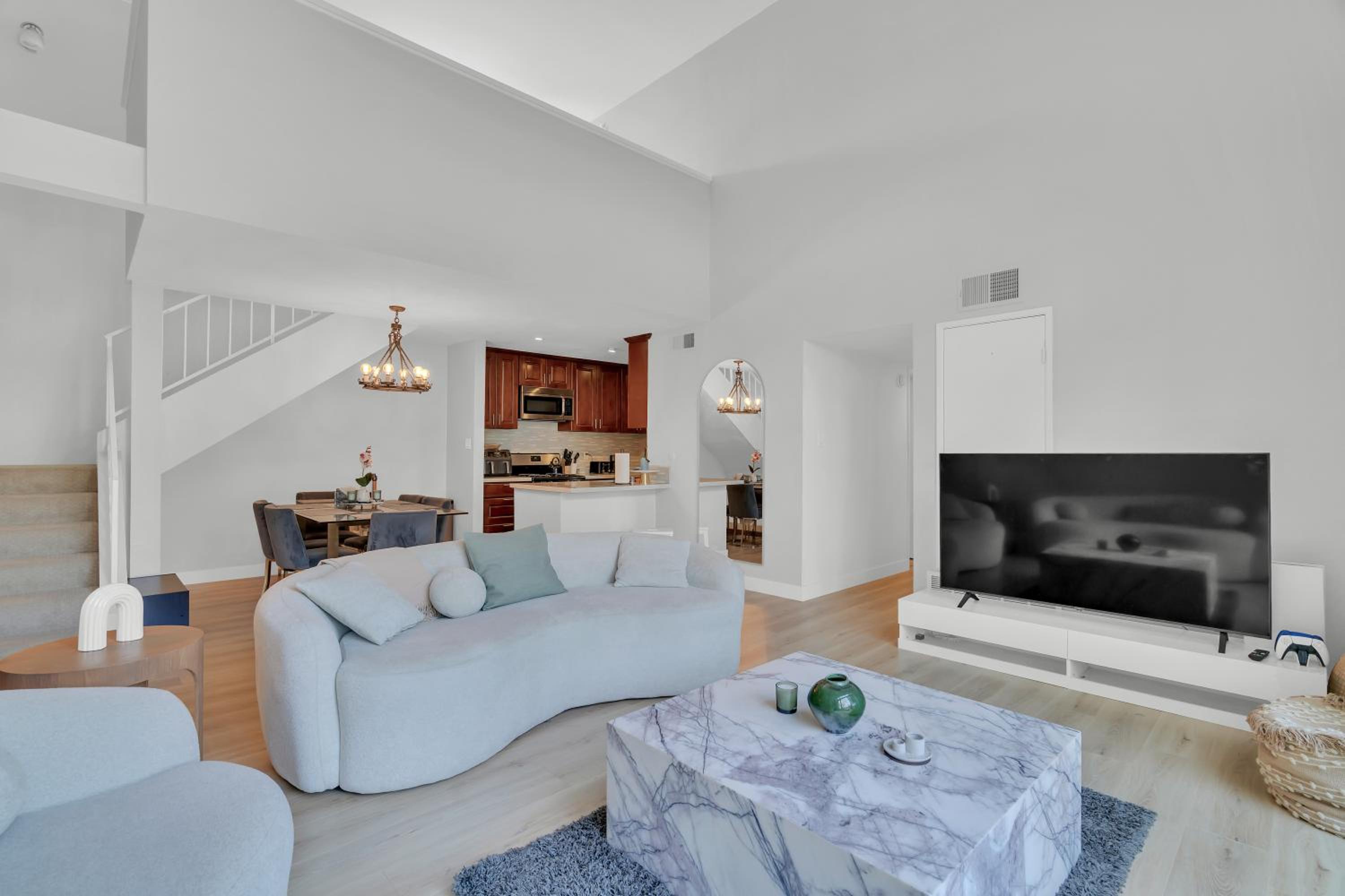 High Ceilings 3BR with Loft-2 Baths Pool & Jacuzzi