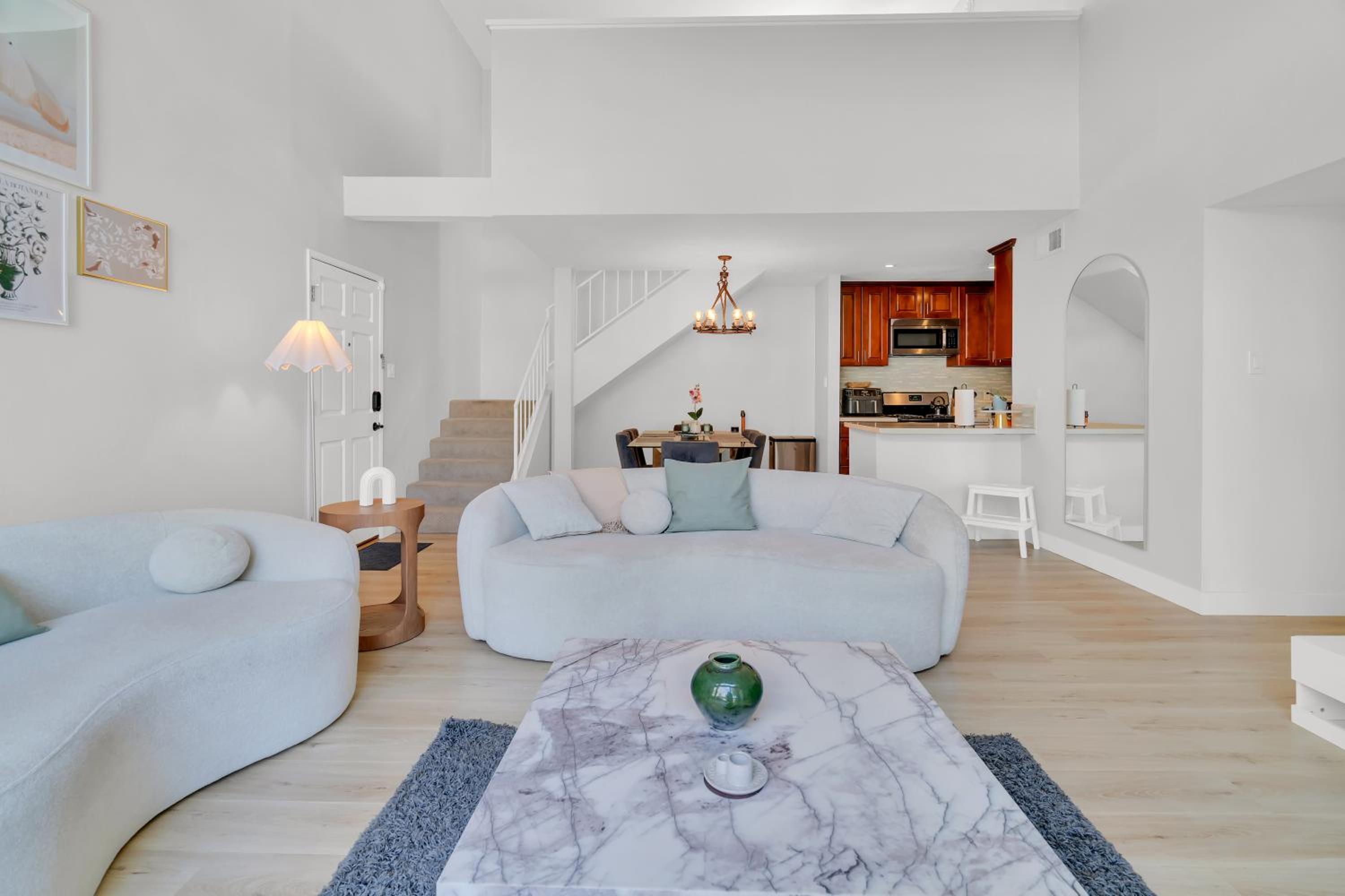 High Ceilings 3BR with Loft-2 Baths Pool & Jacuzzi