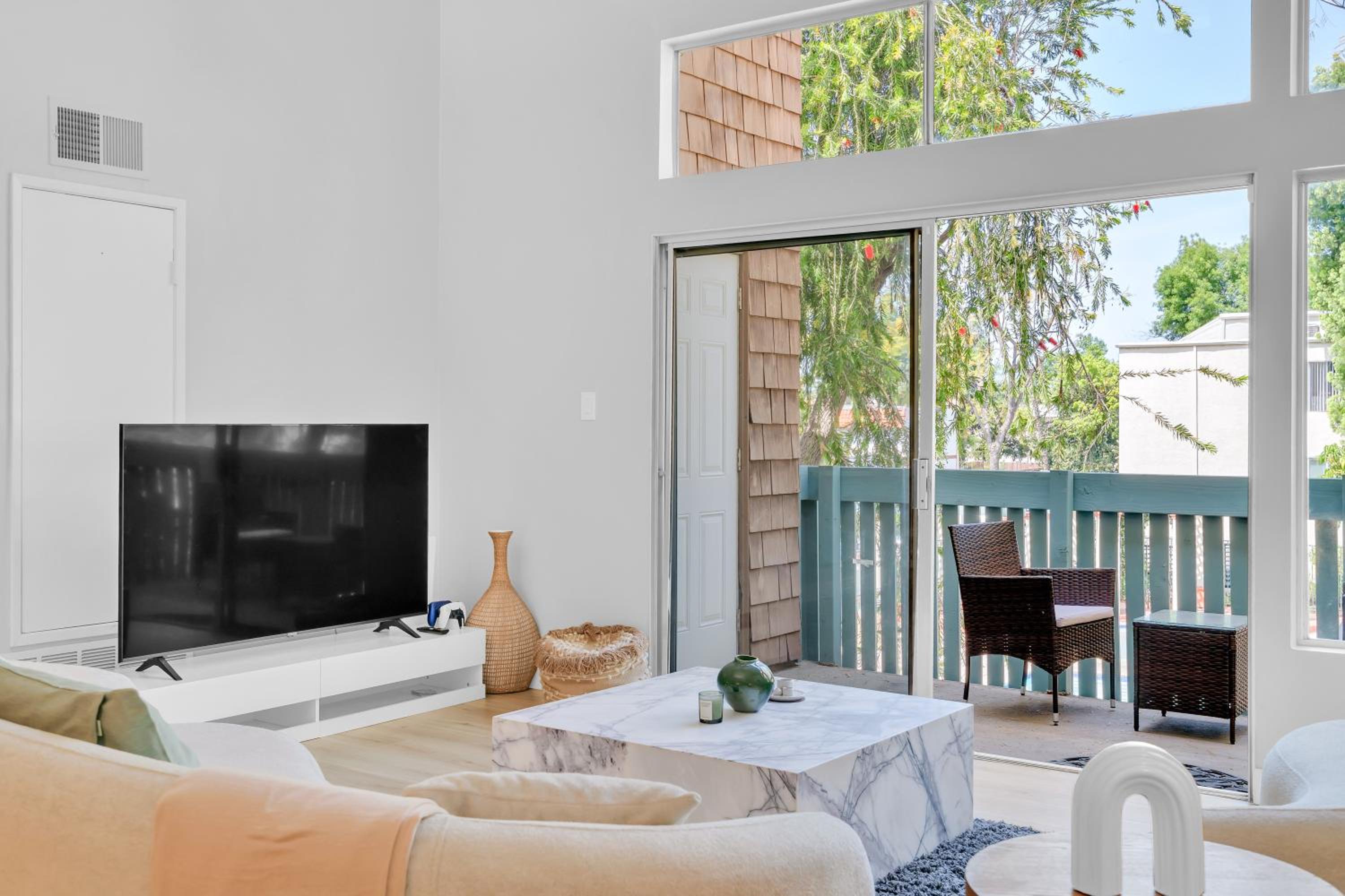High Ceilings 3BR with Loft-2 Baths Pool & Jacuzzi