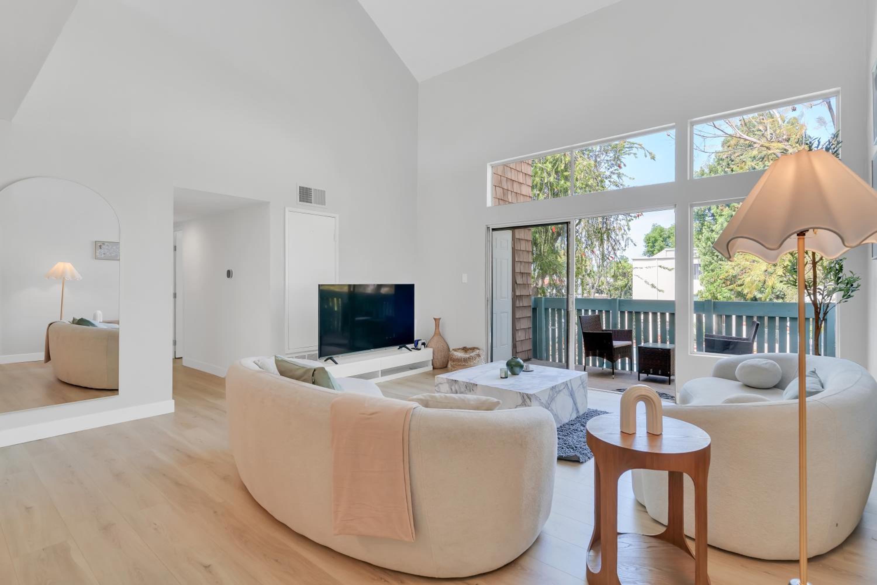 High Ceilings 3BR with Loft-2 Baths Pool & Jacuzzi