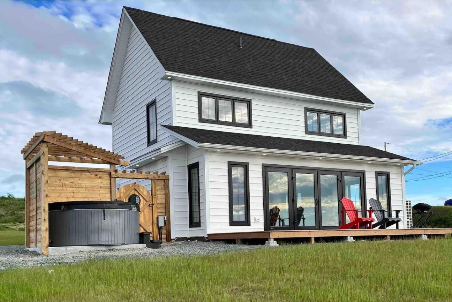 Ocean Front Saltbox 'SeaForever' wHot Tub