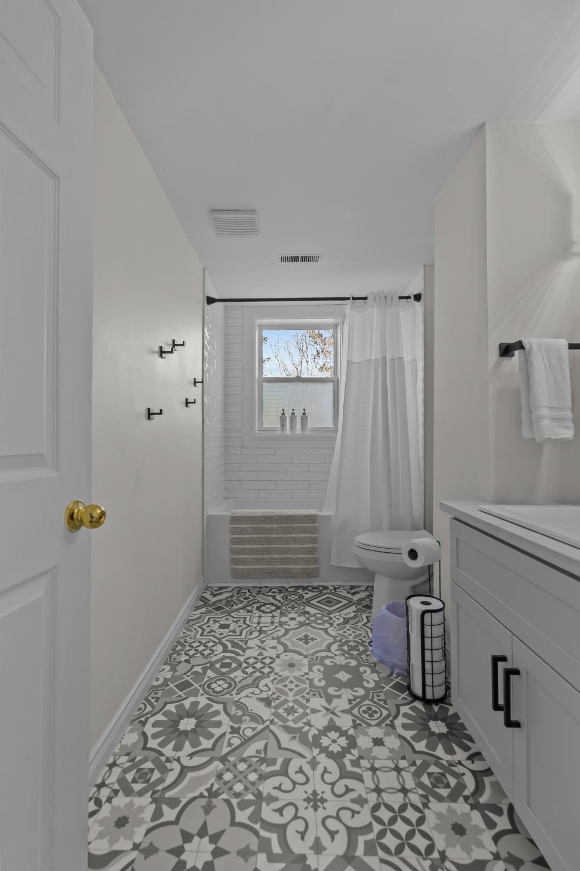 Historic 3BR W Modern Comforts In Holyrood