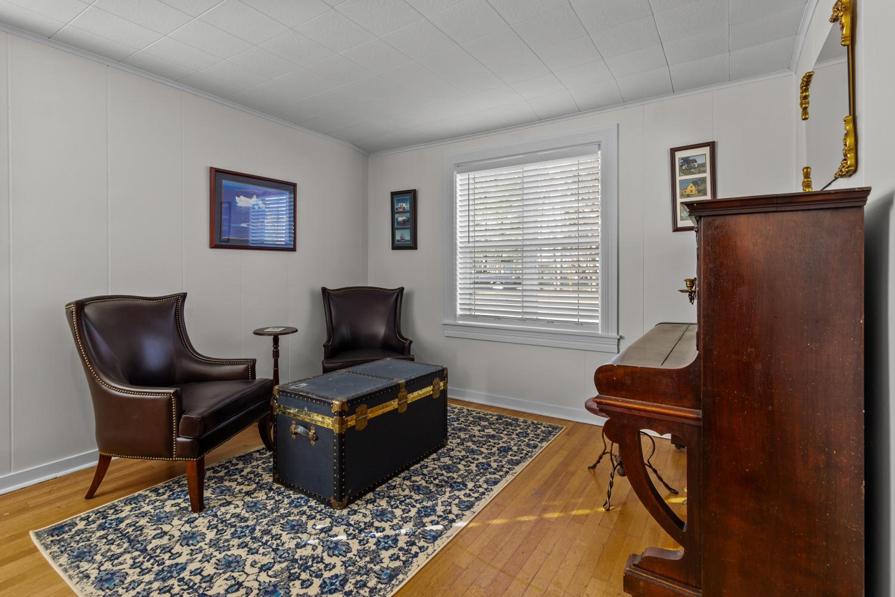Historic 3BR W Modern Comforts In Holyrood