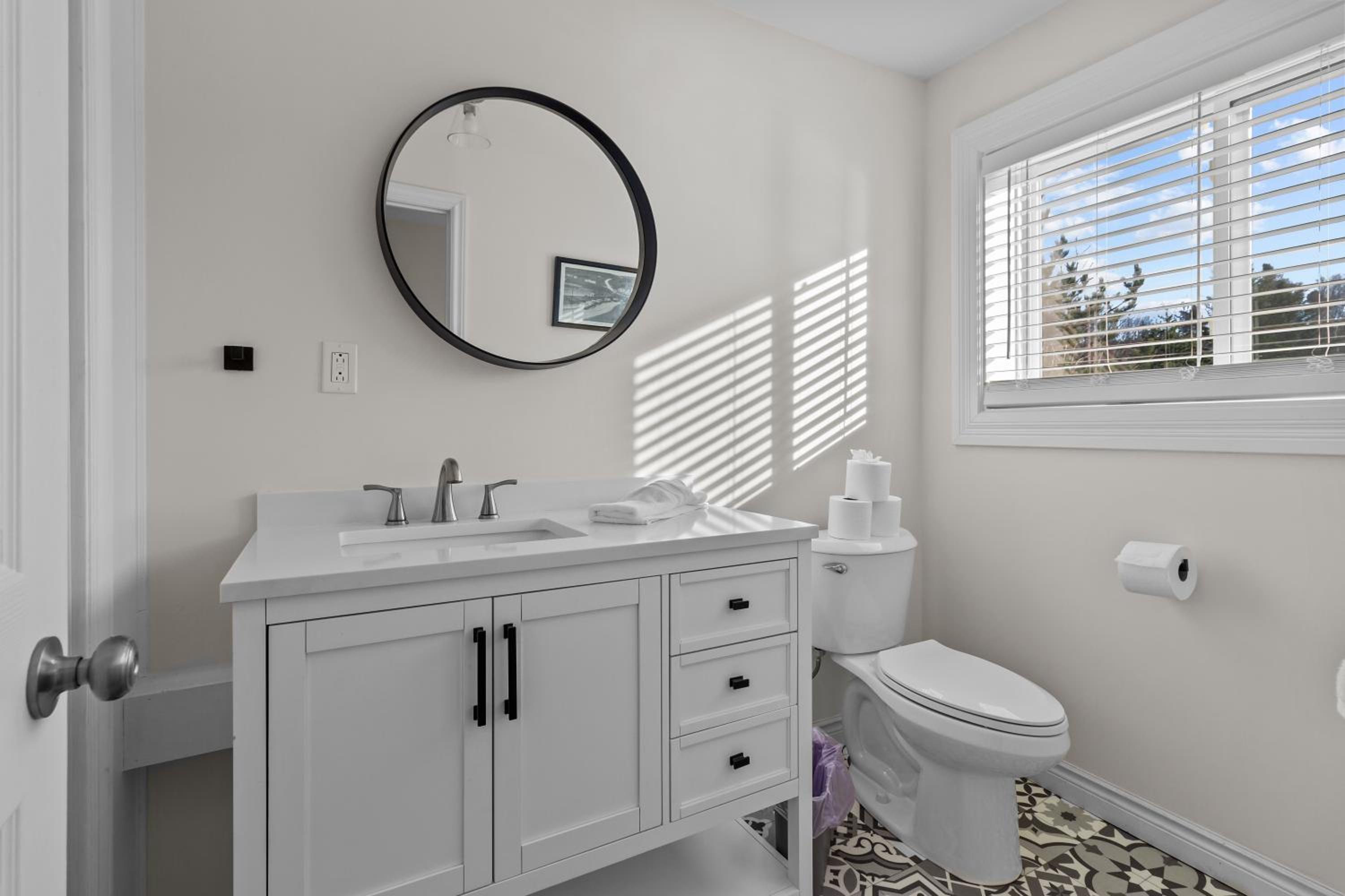 Historic 3BR W Modern Comforts In Holyrood