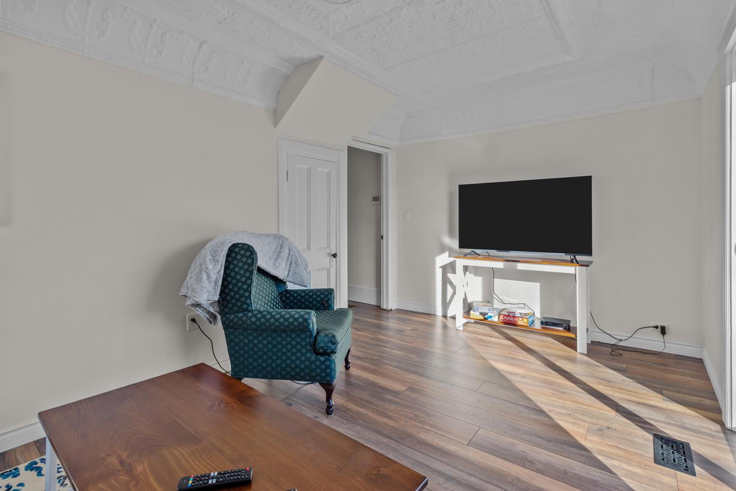 Historic 3BR W Modern Comforts In Holyrood