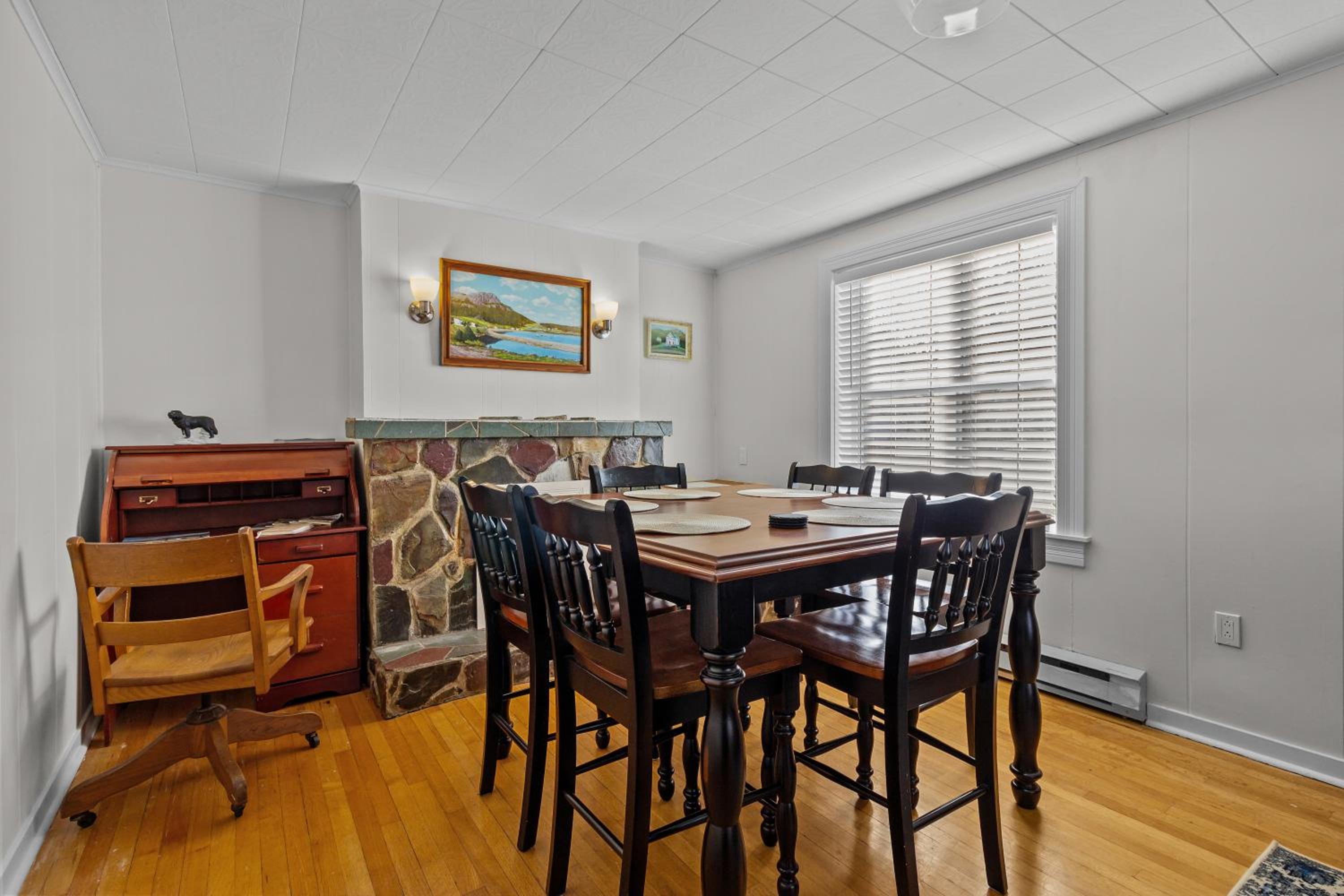 Historic 3BR W Modern Comforts In Holyrood