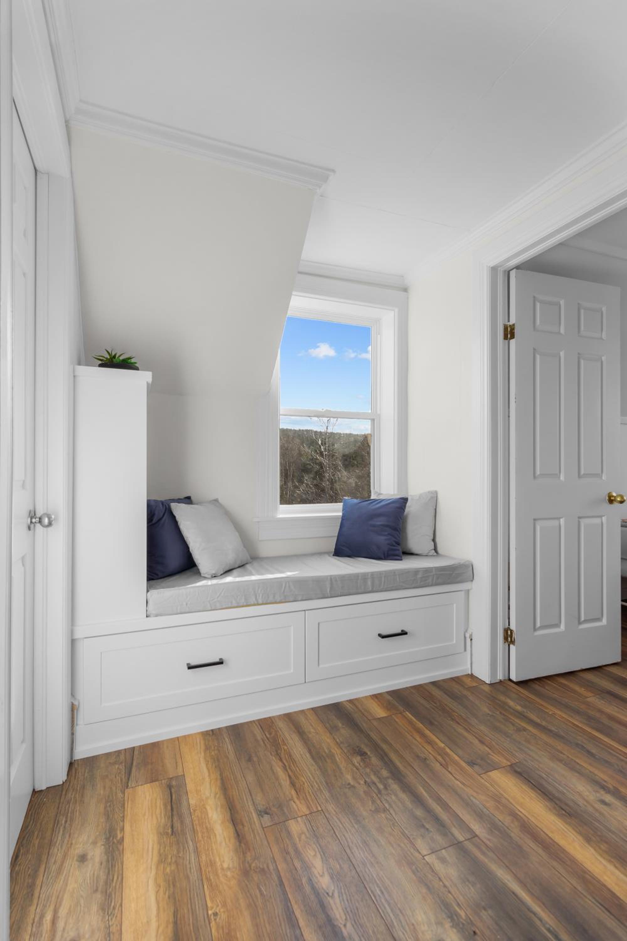 Historic 3BR W Modern Comforts In Holyrood