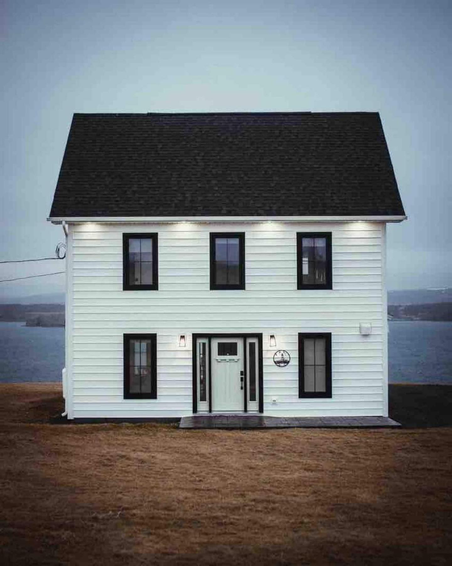Ocean Front Saltbox 'SeaForever' wHot Tub