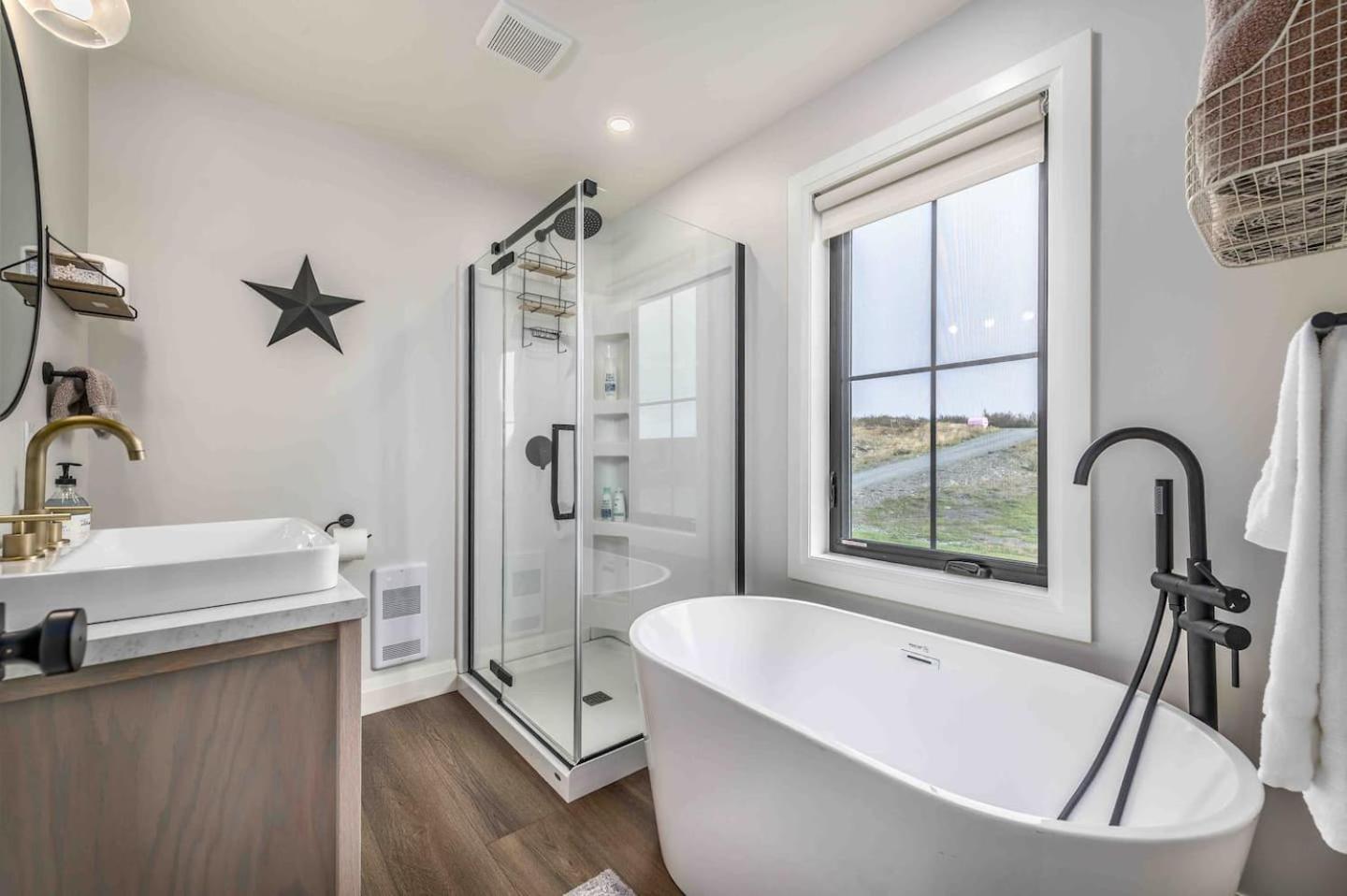 Ocean Front Saltbox 'SeaForever' wHot Tub