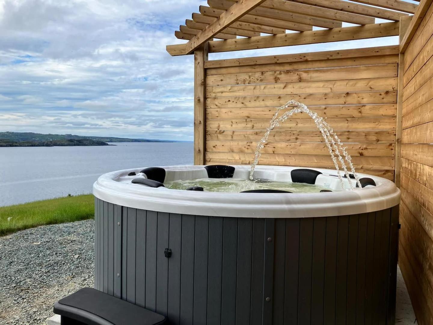 Ocean Front Saltbox 'SeaForever' wHot Tub