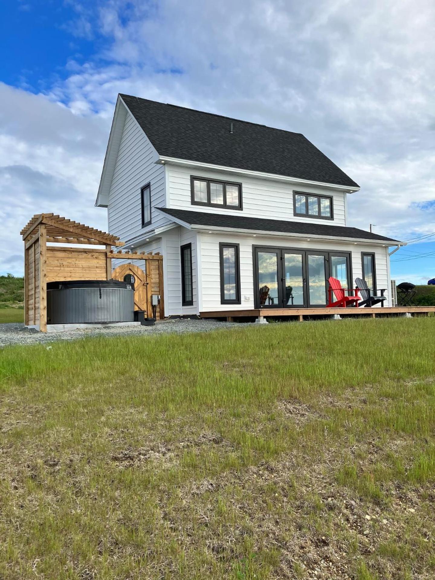 Ocean Front Saltbox 'SeaForever' wHot Tub