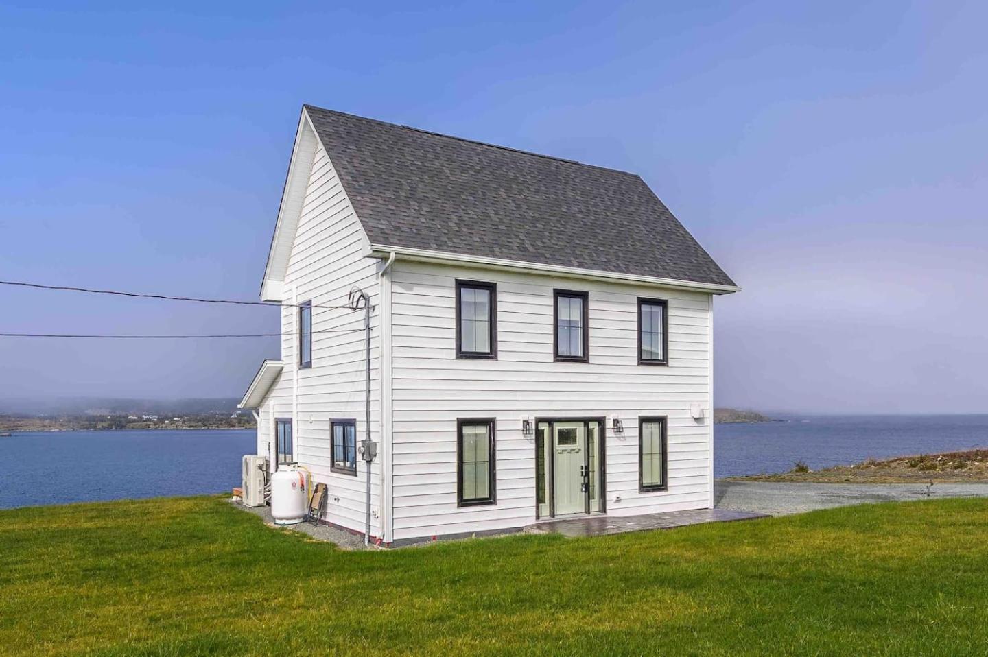 Ocean Front Saltbox 'SeaForever' wHot Tub