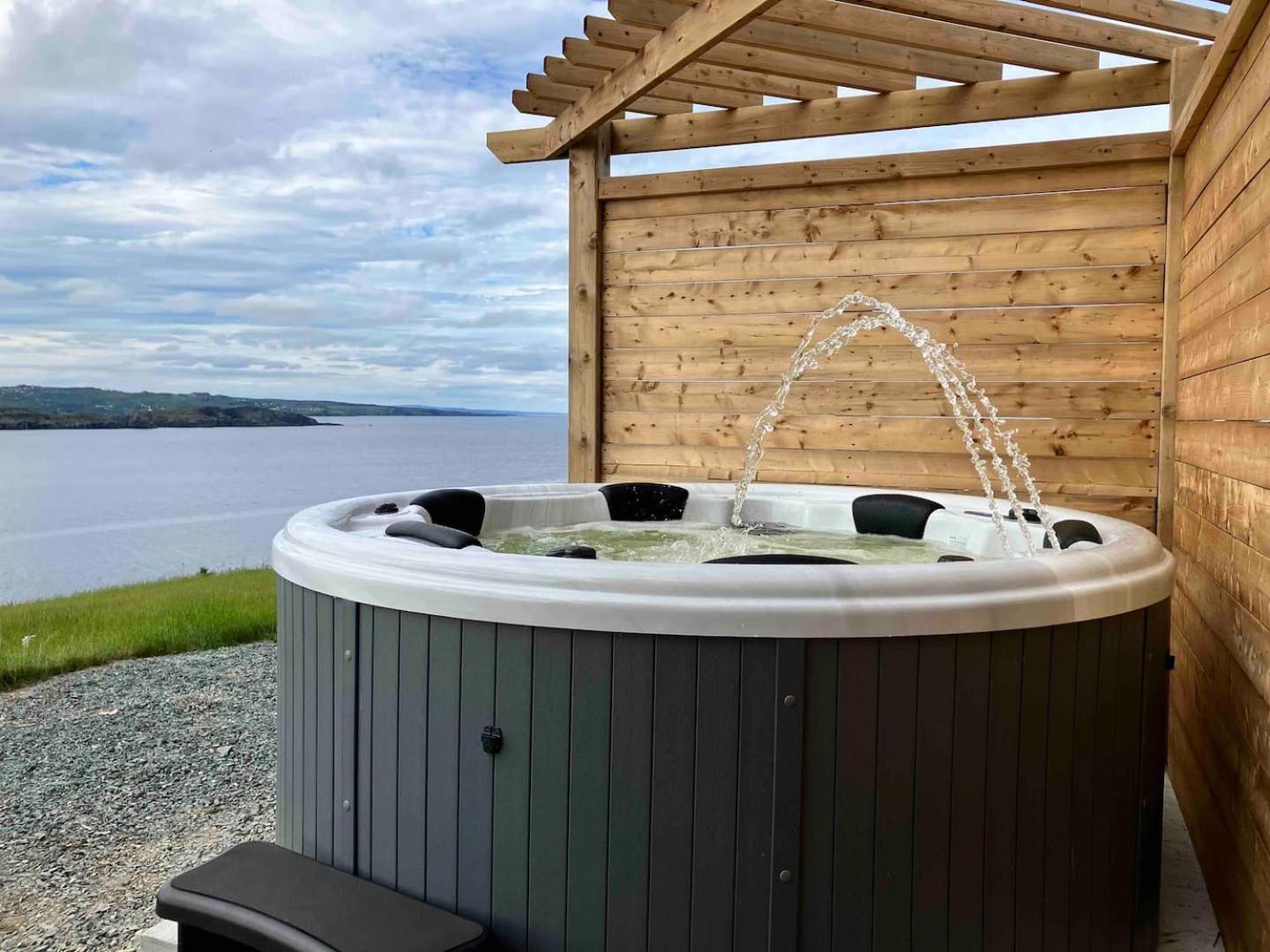 Ocean Front Saltbox 'SeaForever' wHot Tub