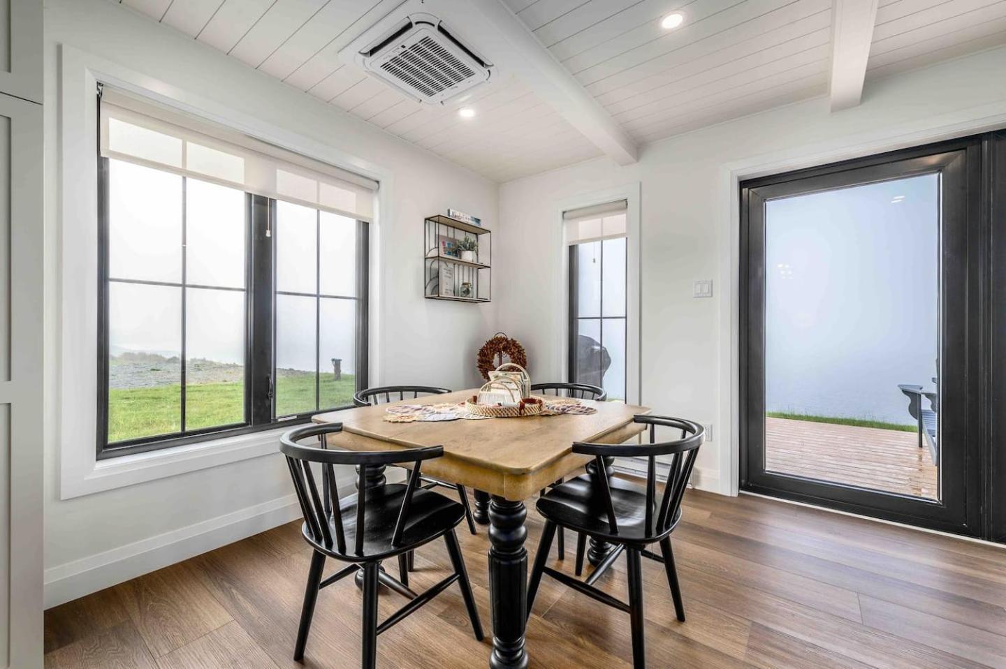 Ocean Front Saltbox 'SeaForever' wHot Tub