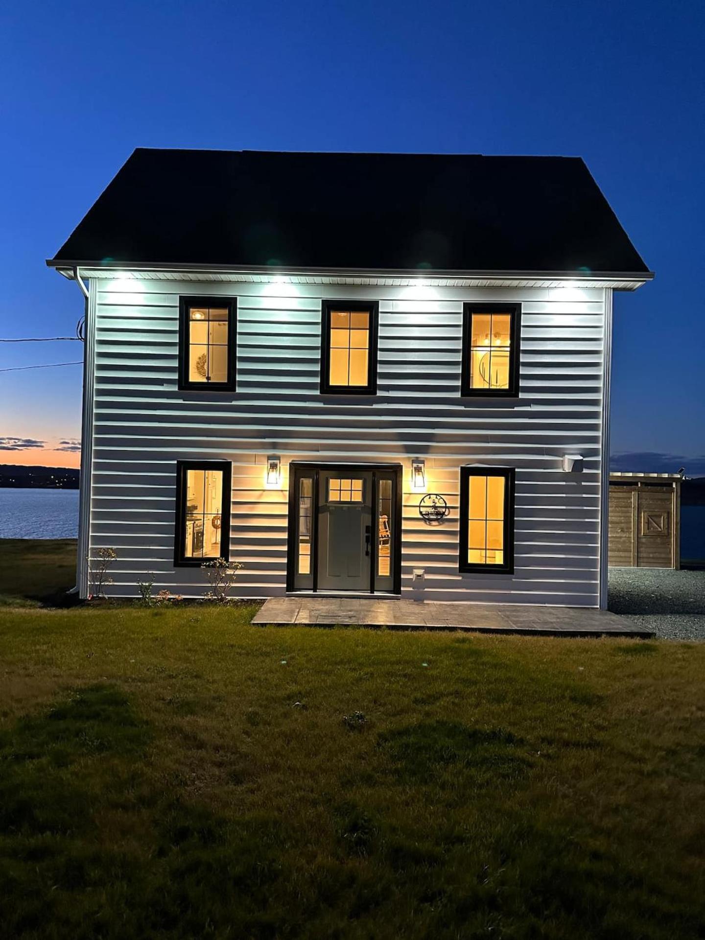 Ocean Front Saltbox 'SeaForever' wHot Tub