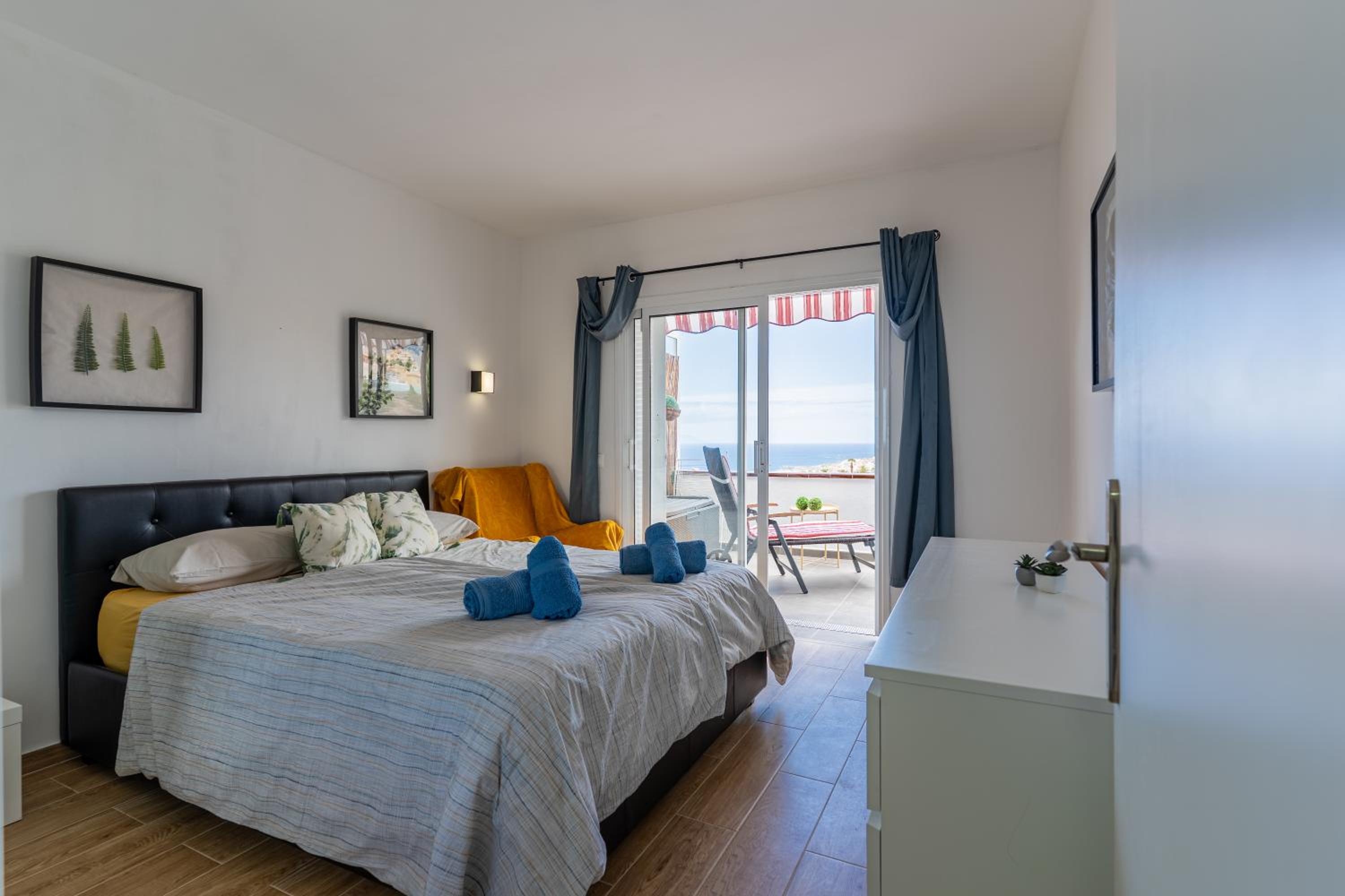 Apartment with Ocean Views & Pool in Colina Blanca, Costa Adeje
