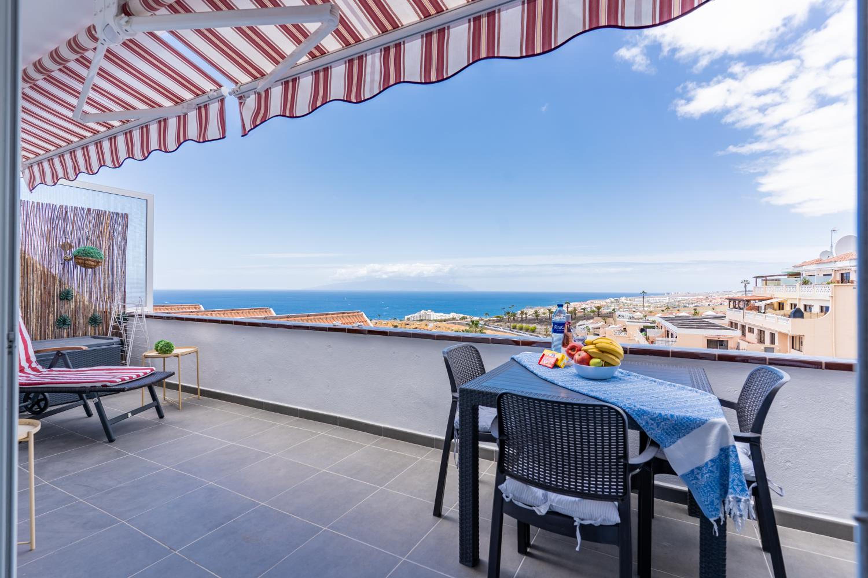 Apartment with Ocean Views & Pool in Colina Blanca, Costa Adeje