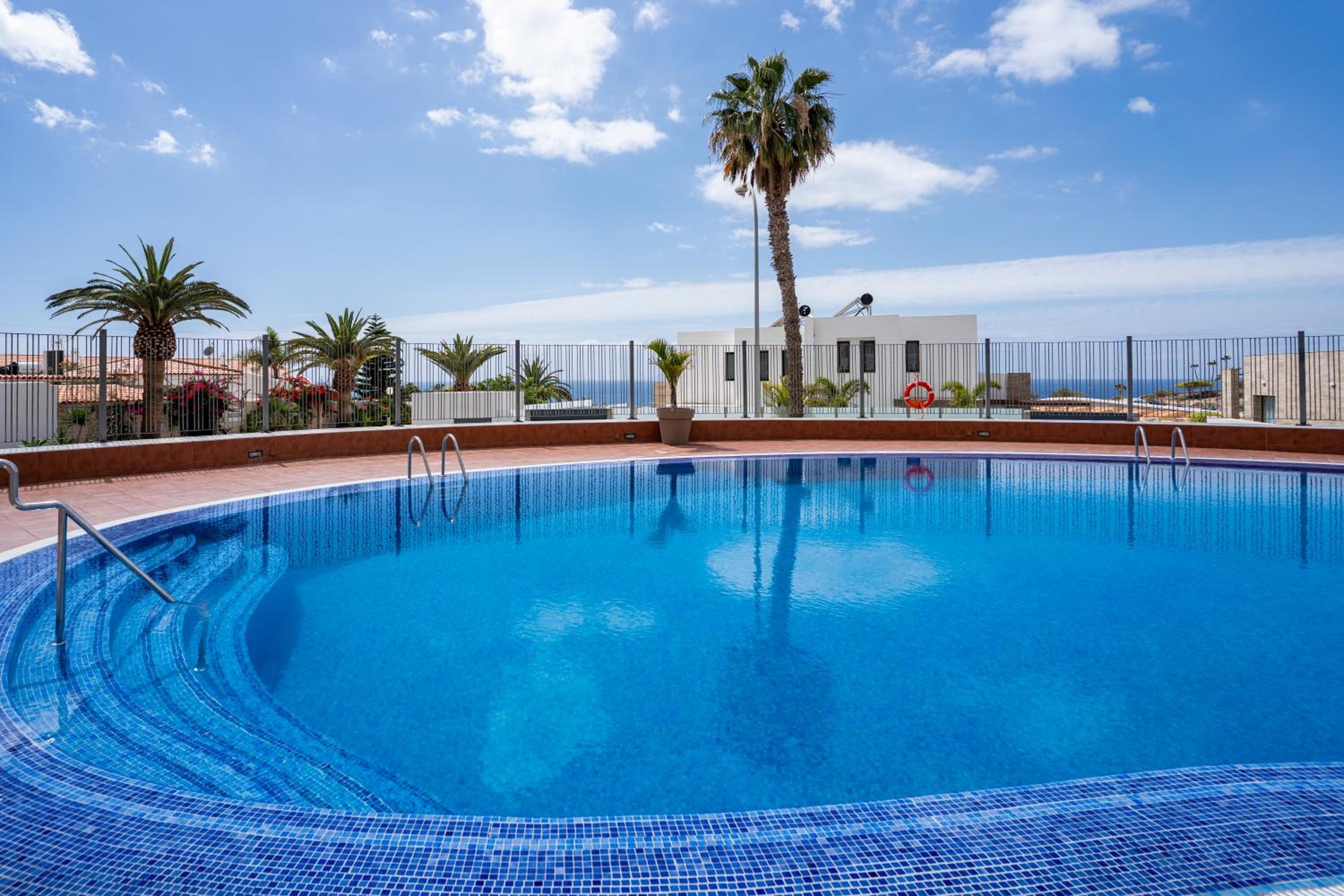 Apartment with Ocean Views & Pool in Colina Blanca, Costa Adeje