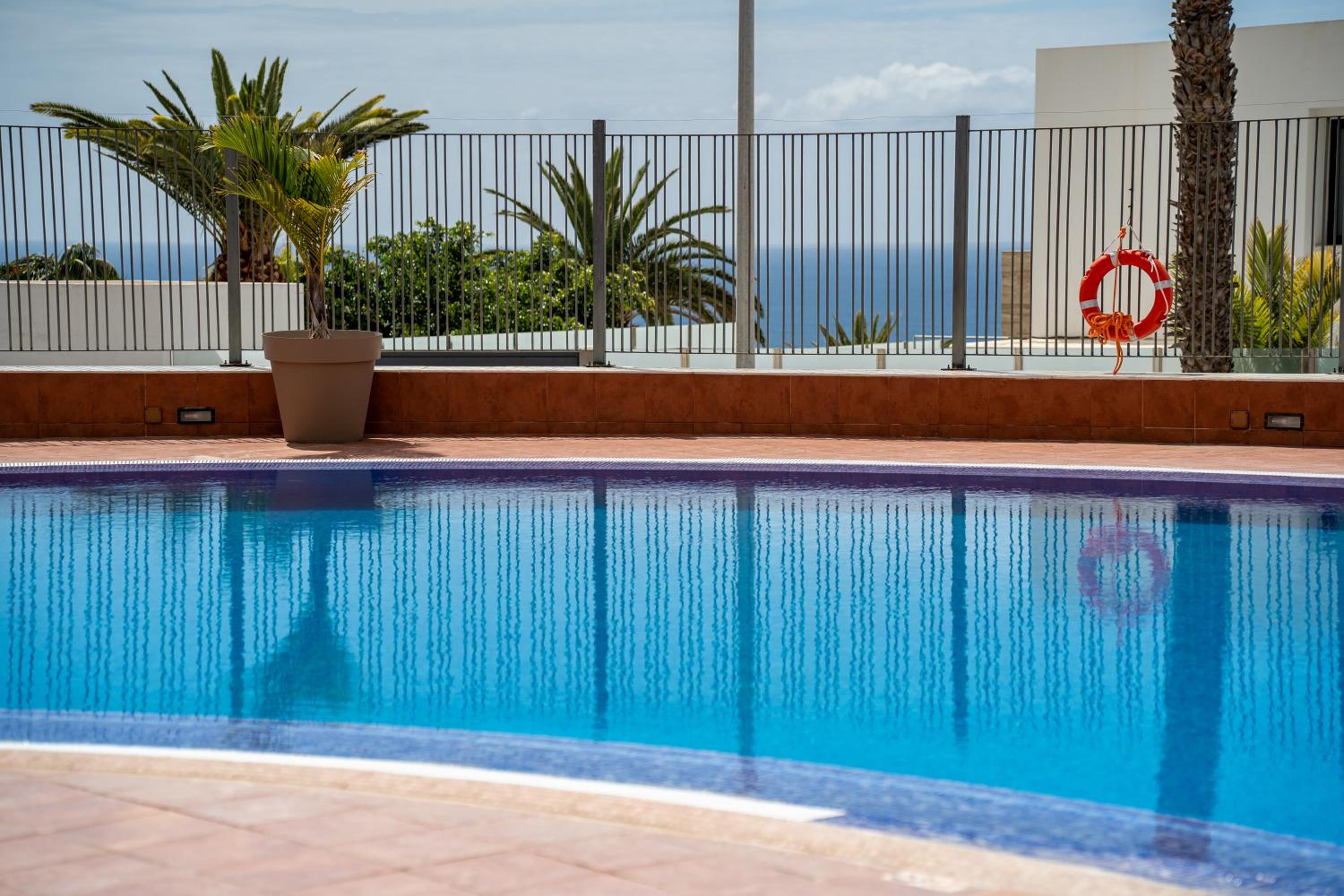 Apartment with Ocean Views & Pool in Colina Blanca, Costa Adeje