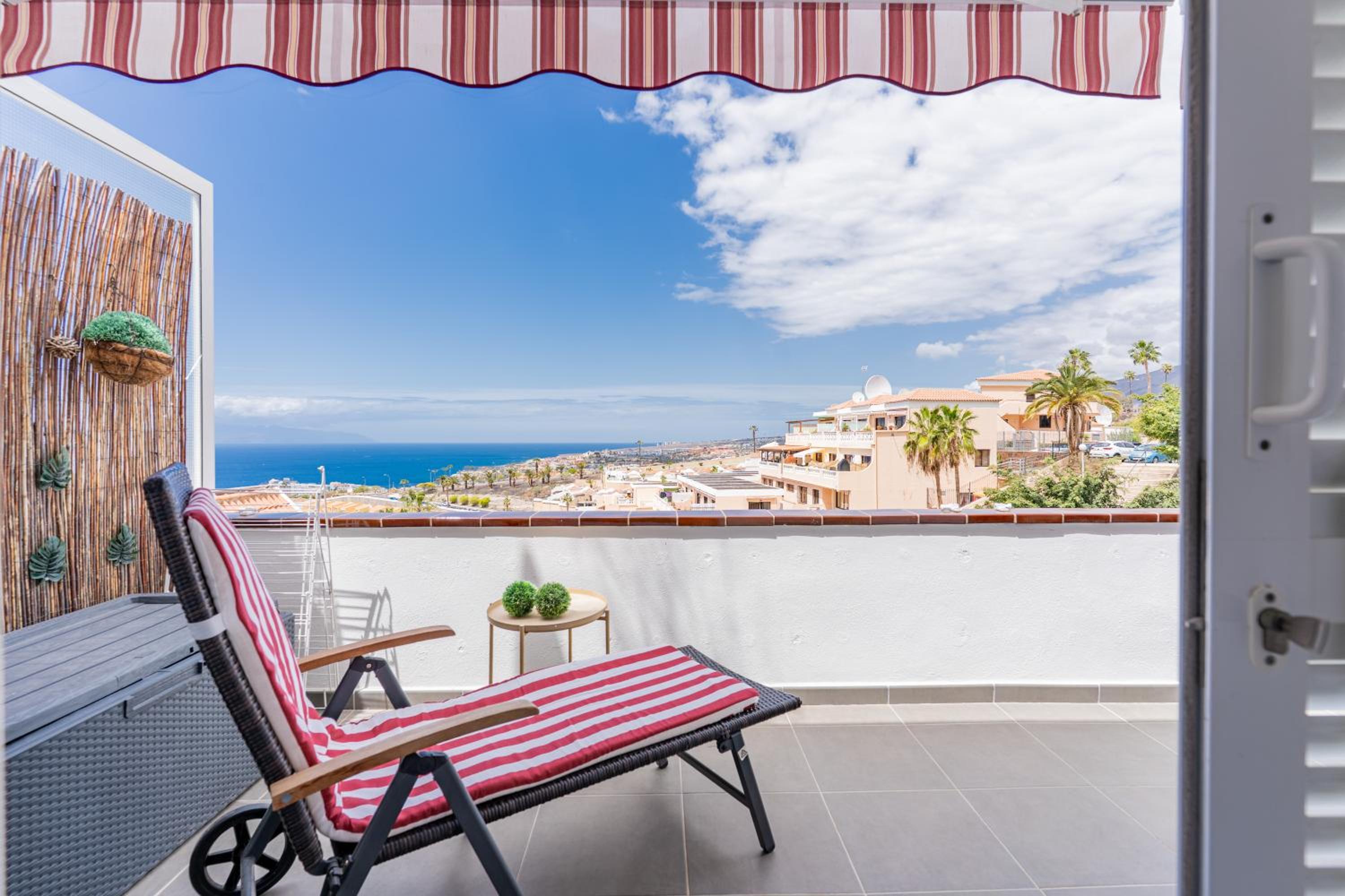 Apartment with Ocean Views & Pool in Colina Blanca, Costa Adeje