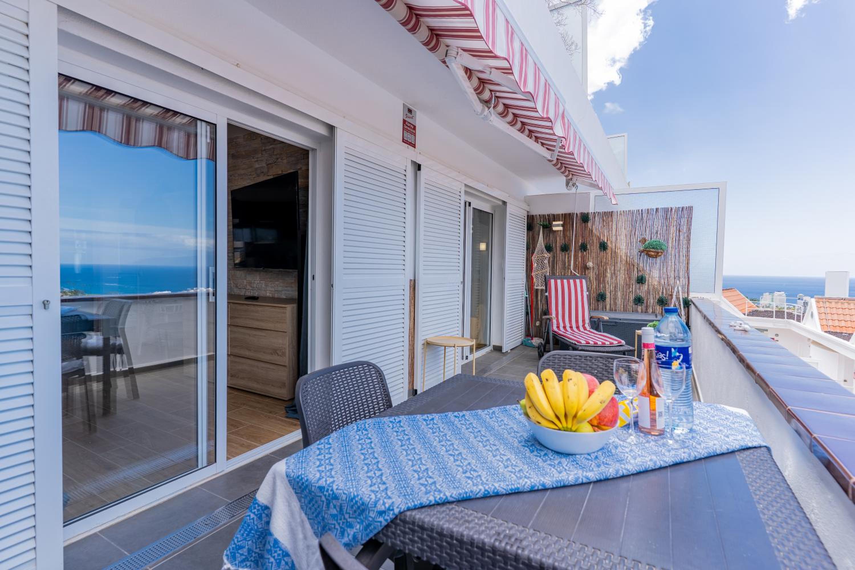 Apartment with Ocean Views & Pool in Colina Blanca, Costa Adeje