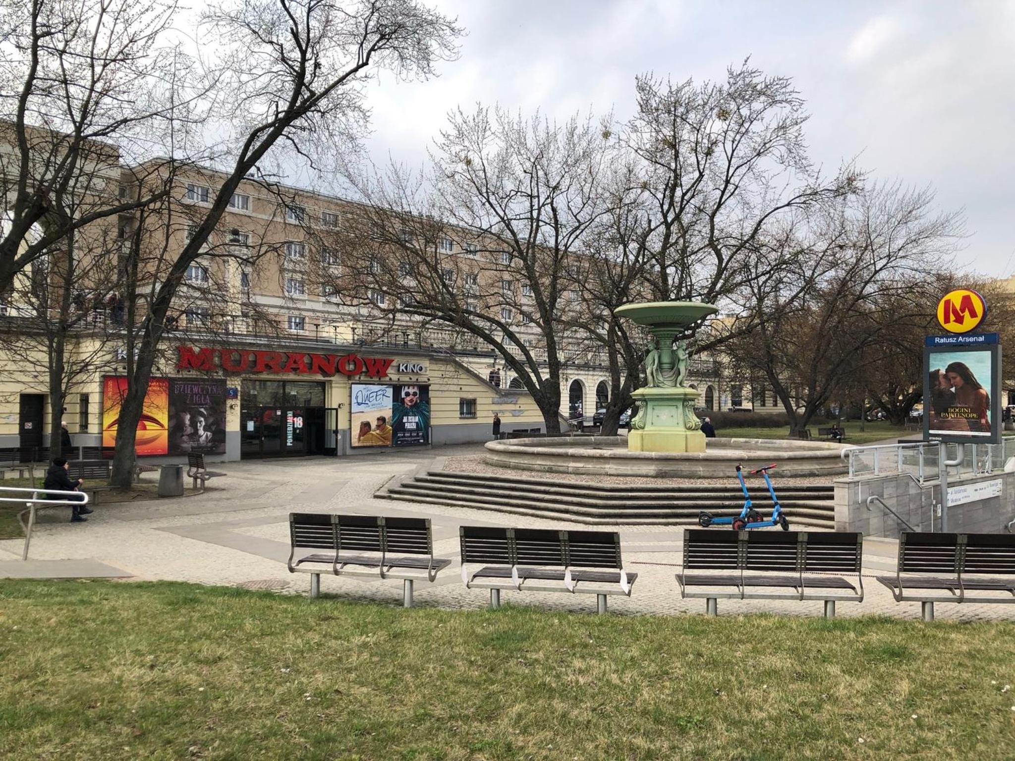 Plac Bankowy Apartment, Metro