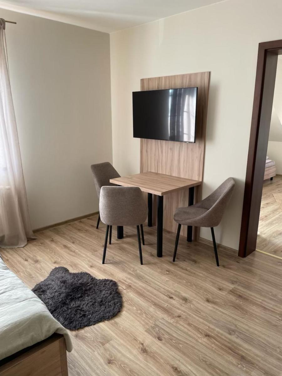 Pokoje i apartamenty nad Letniskową