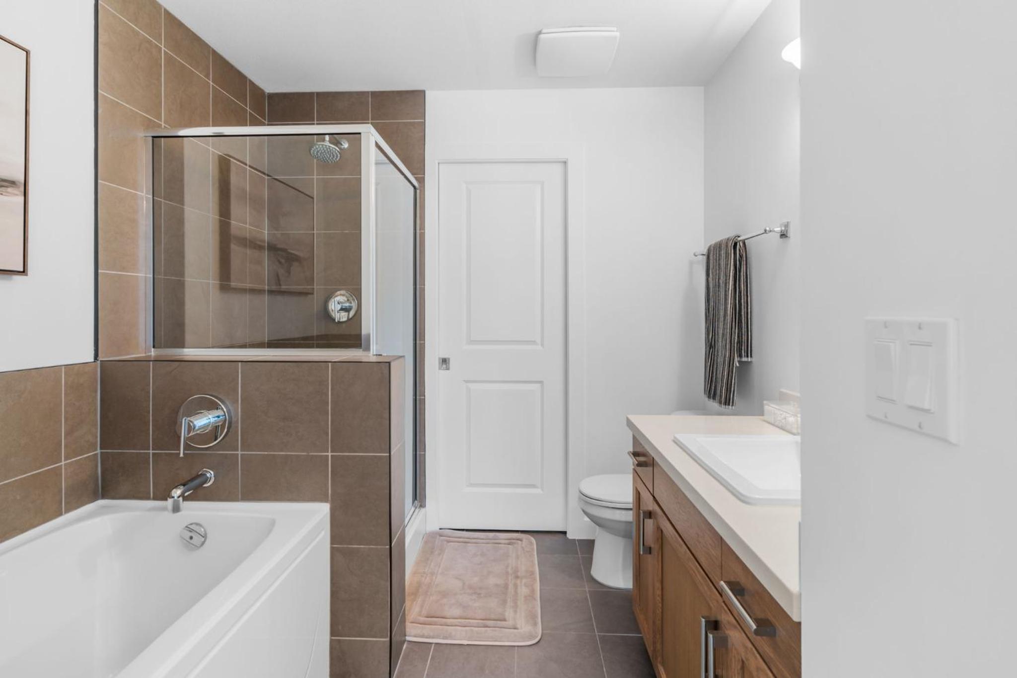 Luxury Lake View Condo in West Kelowna, 5 Star Resort with Pool, Hot Tub and Gym