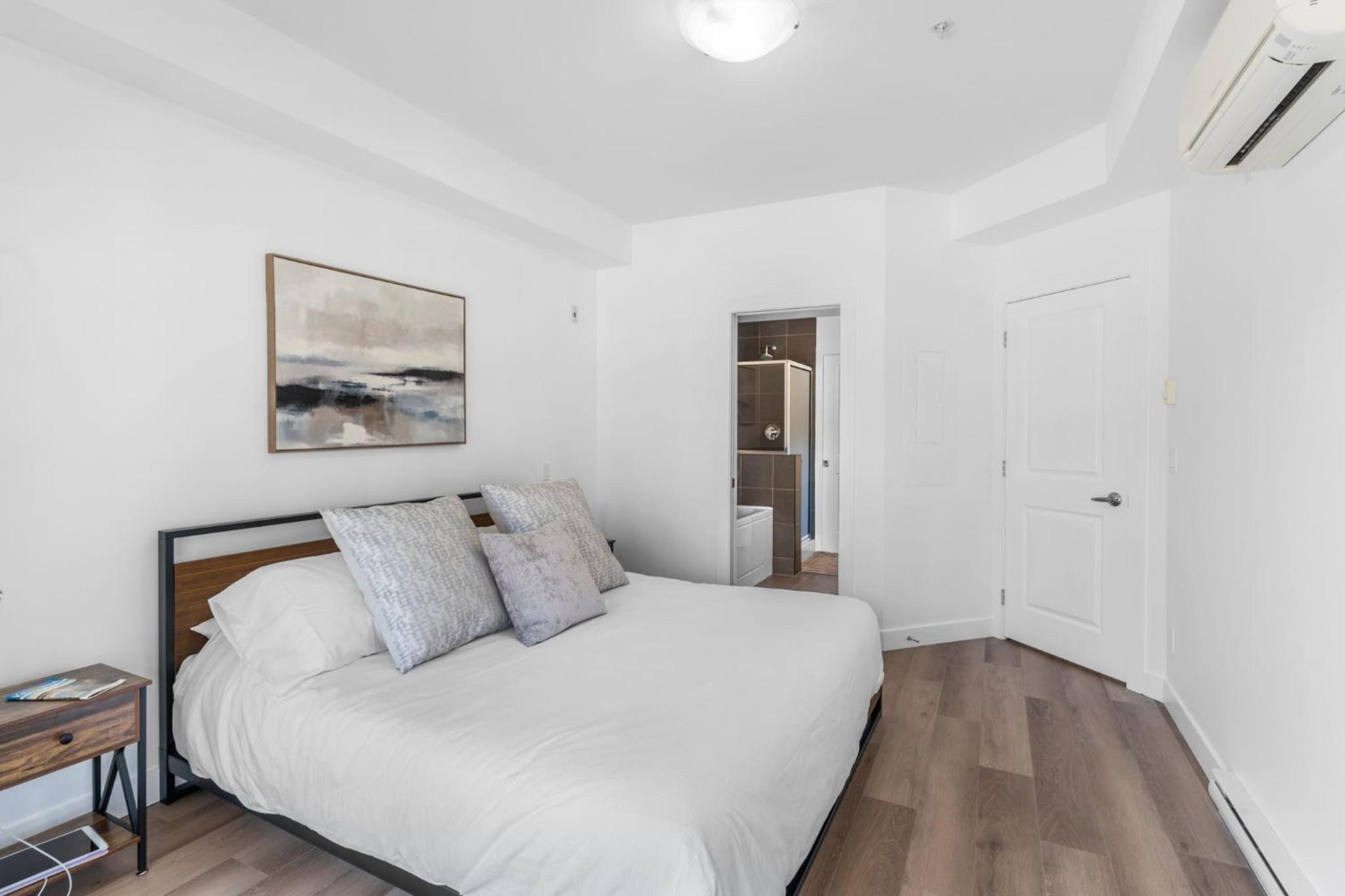 Luxury Lake View Condo in West Kelowna, 5 Star Resort with Pool, Hot Tub and Gym