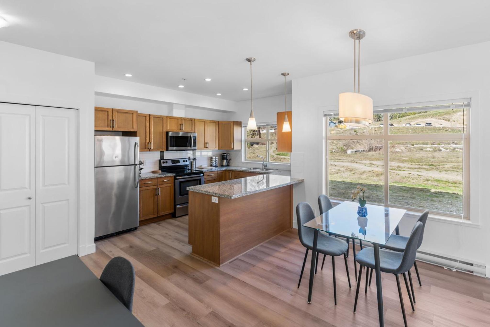 Luxury Lake View Condo in West Kelowna, 5 Star Resort with Pool, Hot Tub and Gym