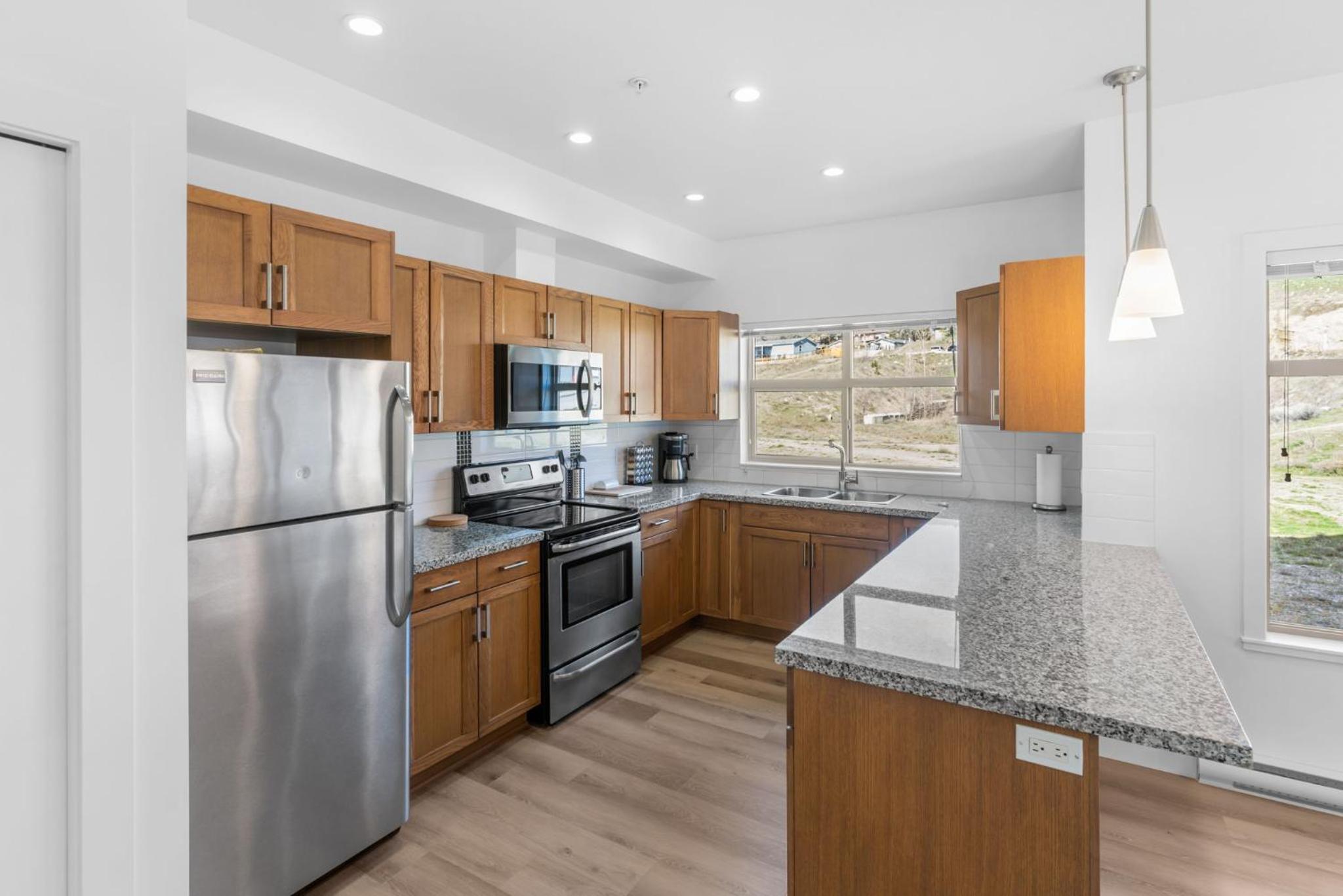 Luxury Lake View Condo in West Kelowna, 5 Star Resort with Pool, Hot Tub and Gym
