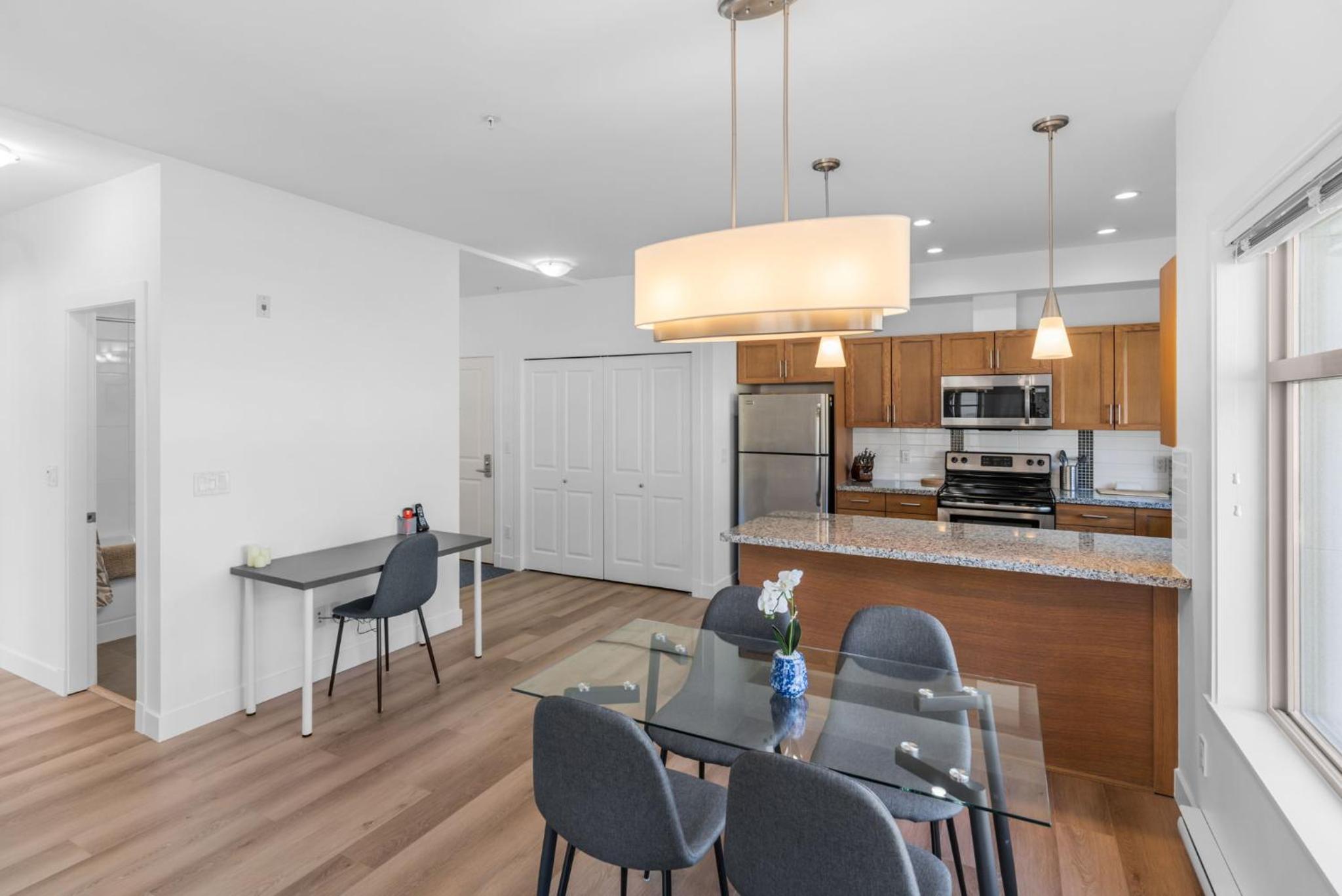 Luxury Lake View Condo in West Kelowna, 5 Star Resort with Pool, Hot Tub and Gym