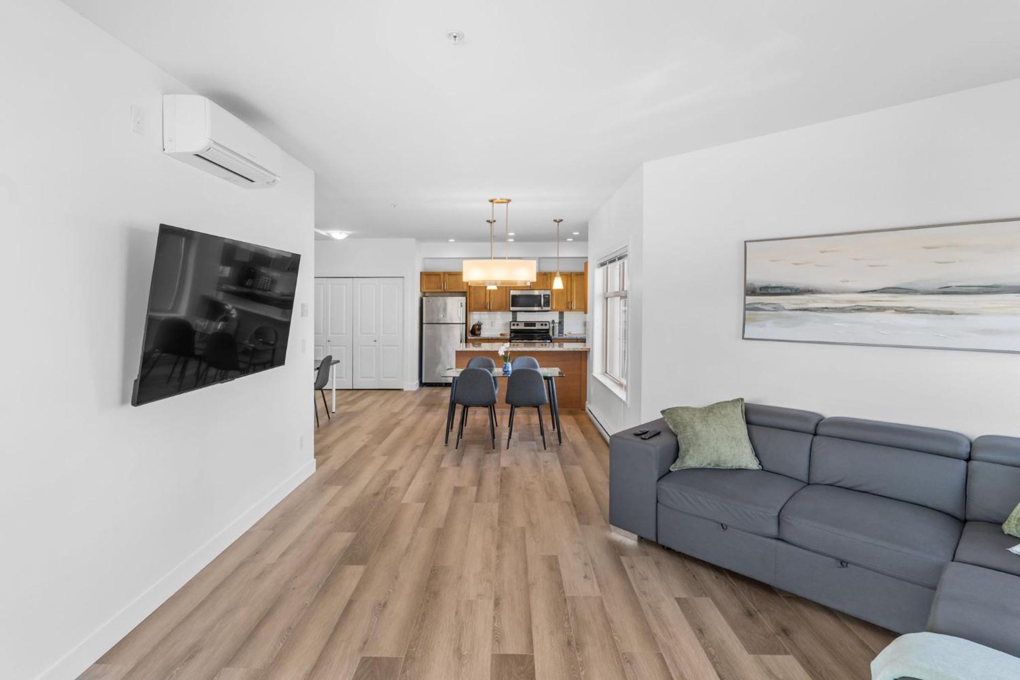 Luxury Lake View Condo in West Kelowna, 5 Star Resort with Pool, Hot Tub and Gym