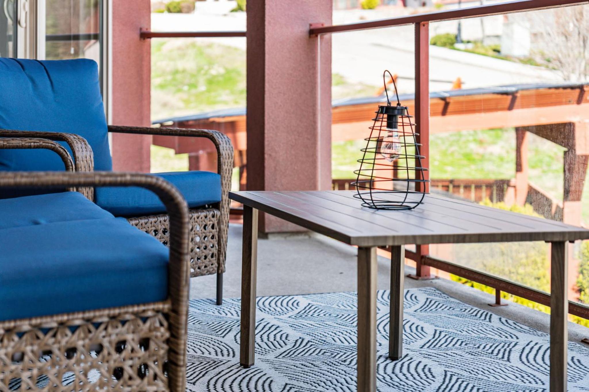 Luxury Lake View Condo in West Kelowna, 5 Star Resort with Pool, Hot Tub and Gym