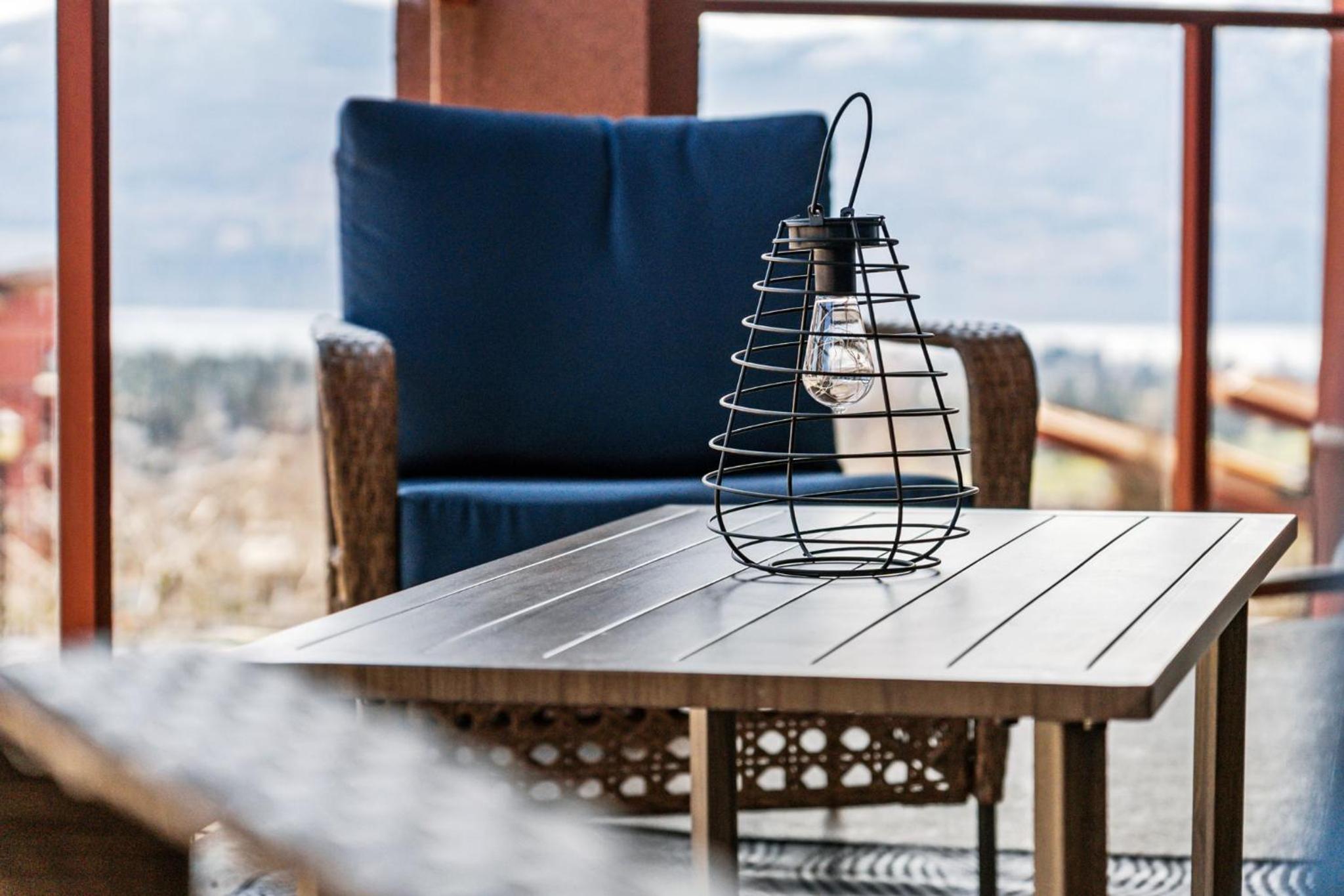 Luxury Lake View Condo in West Kelowna, 5 Star Resort with Pool, Hot Tub and Gym
