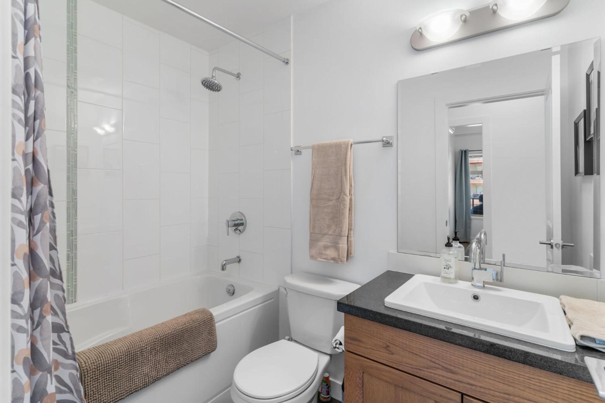 Luxury Lake View Condo in West Kelowna, 5 Star Resort with Pool, Hot Tub and Gym