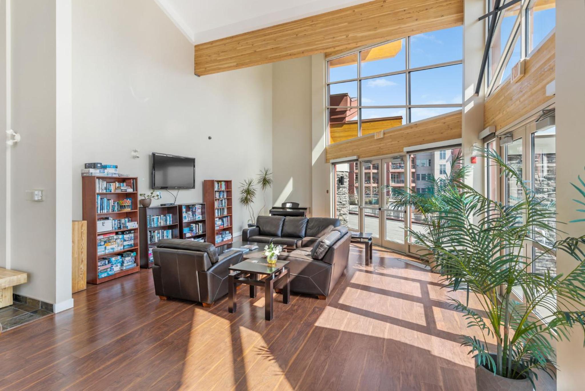 Luxury Lake View Condo in West Kelowna, 5 Star Resort with Pool, Hot Tub and Gym