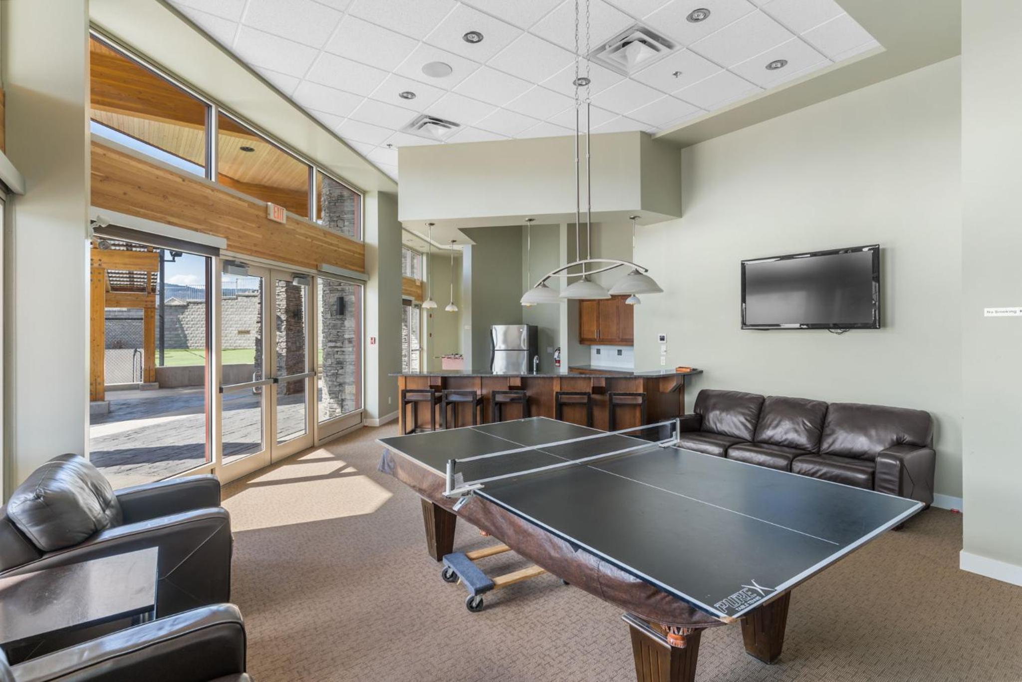 Luxury Lake View Condo in West Kelowna, 5 Star Resort with Pool, Hot Tub and Gym