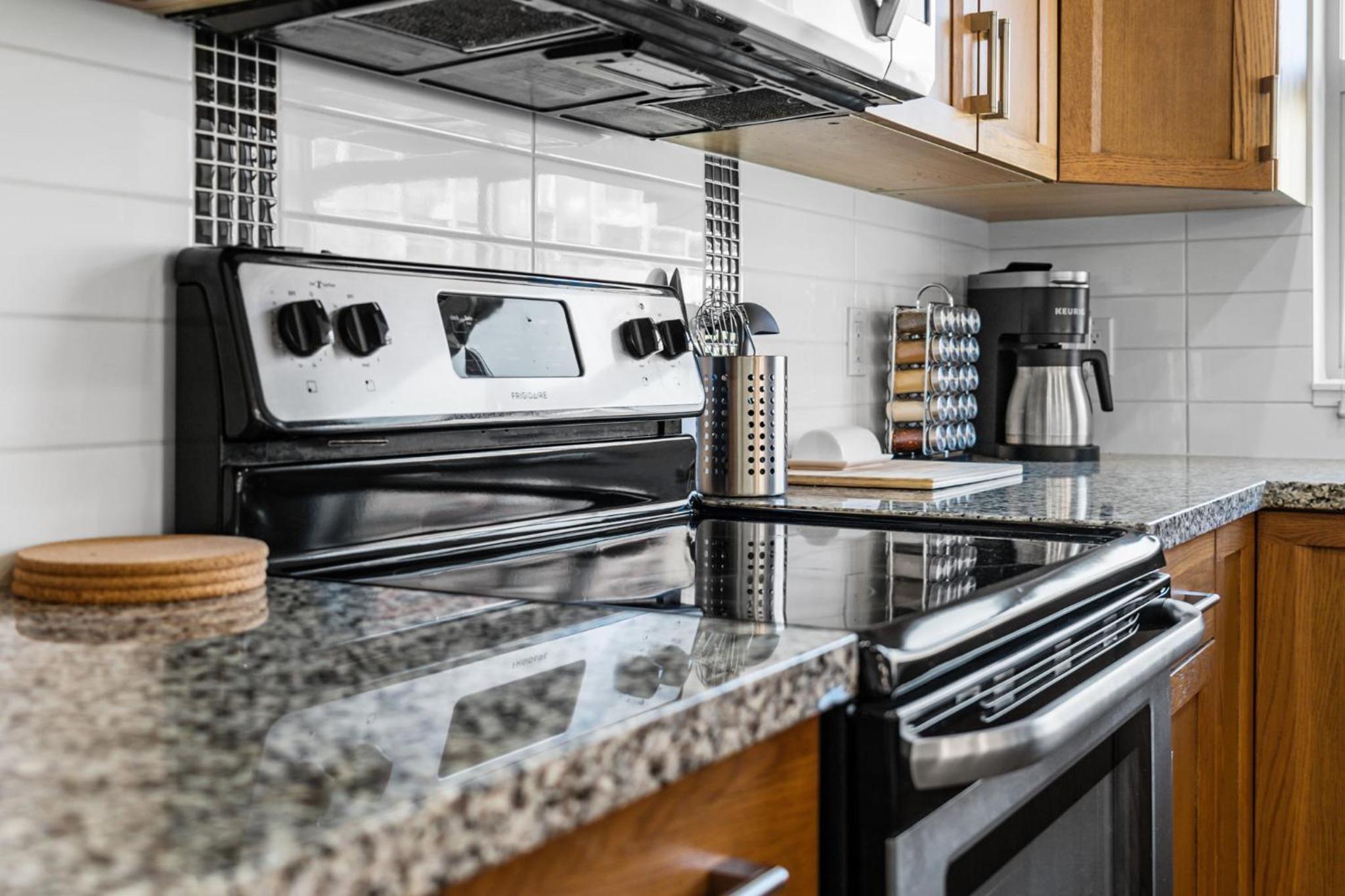 Luxury Lake View Condo in West Kelowna, 5 Star Resort with Pool, Hot Tub and Gym