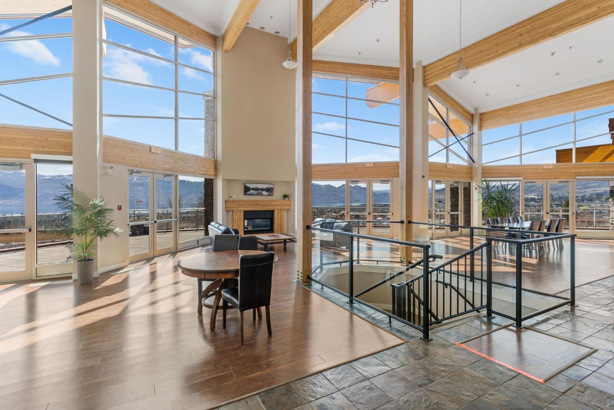 Luxury Lake View Condo in West Kelowna, 5 Star Resort with Pool, Hot Tub and Gym