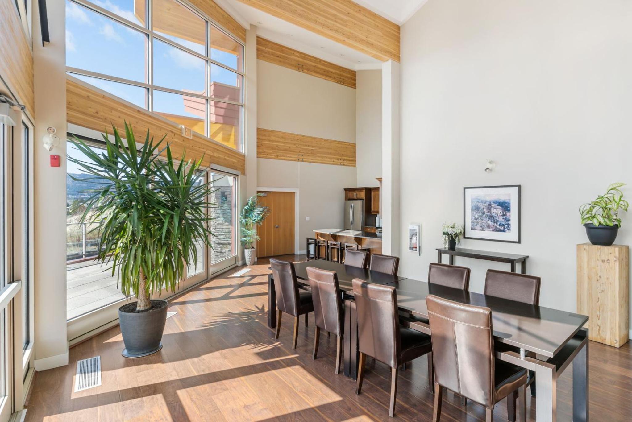 Luxury Lake View Condo in West Kelowna, 5 Star Resort with Pool, Hot Tub and Gym