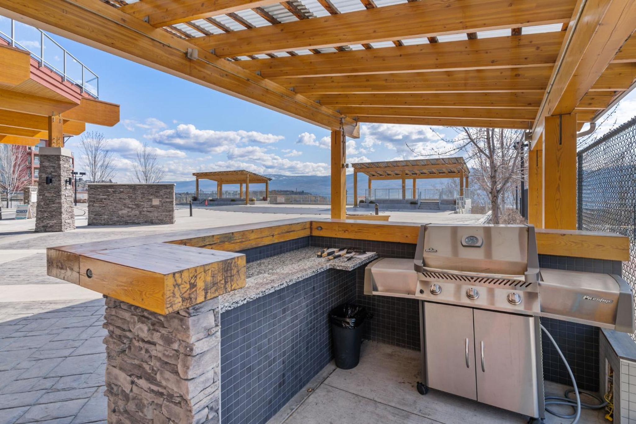 Luxury Lake View Condo in West Kelowna, 5 Star Resort with Pool, Hot Tub and Gym