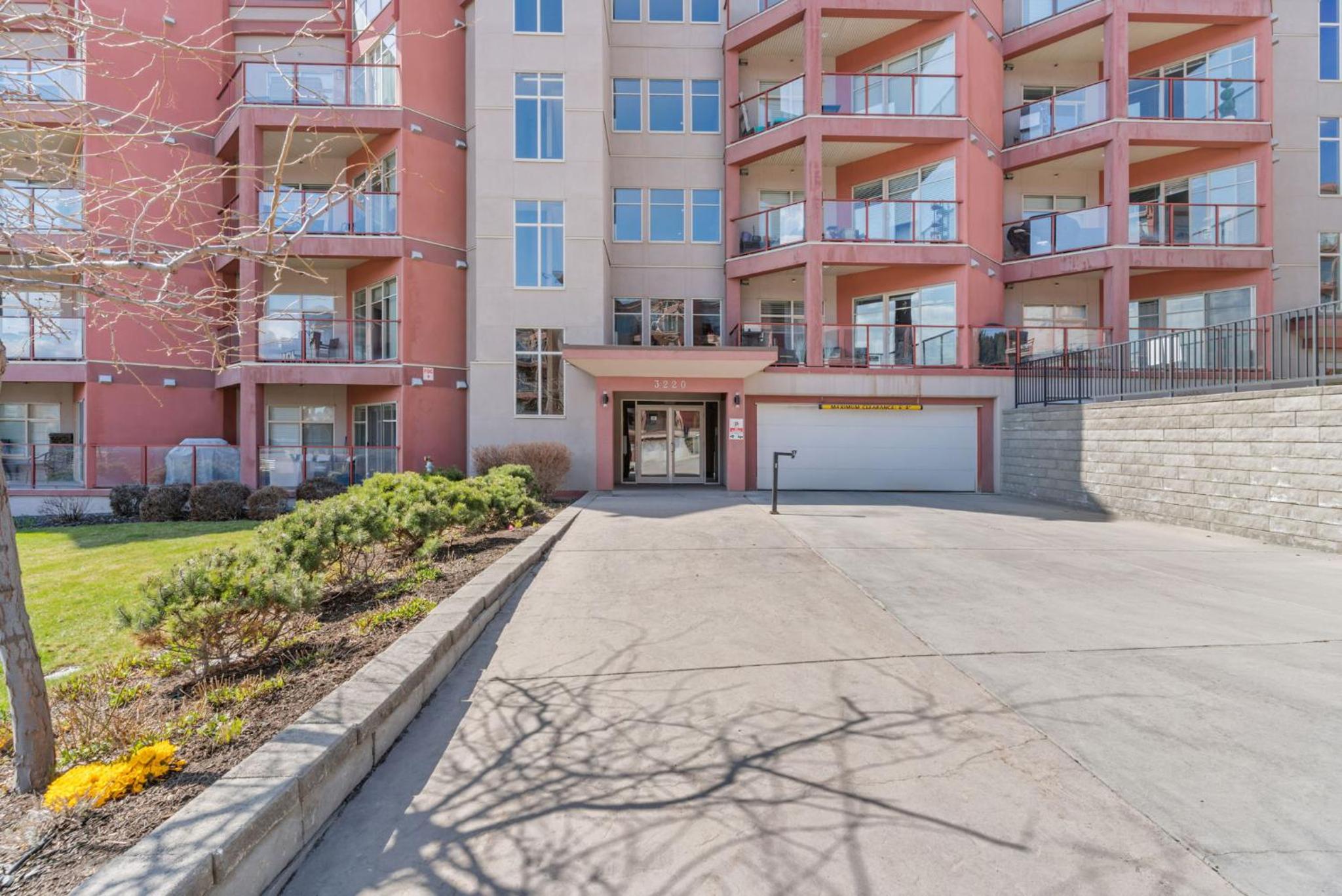 Luxury Lake View Condo in West Kelowna, 5 Star Resort with Pool, Hot Tub and Gym