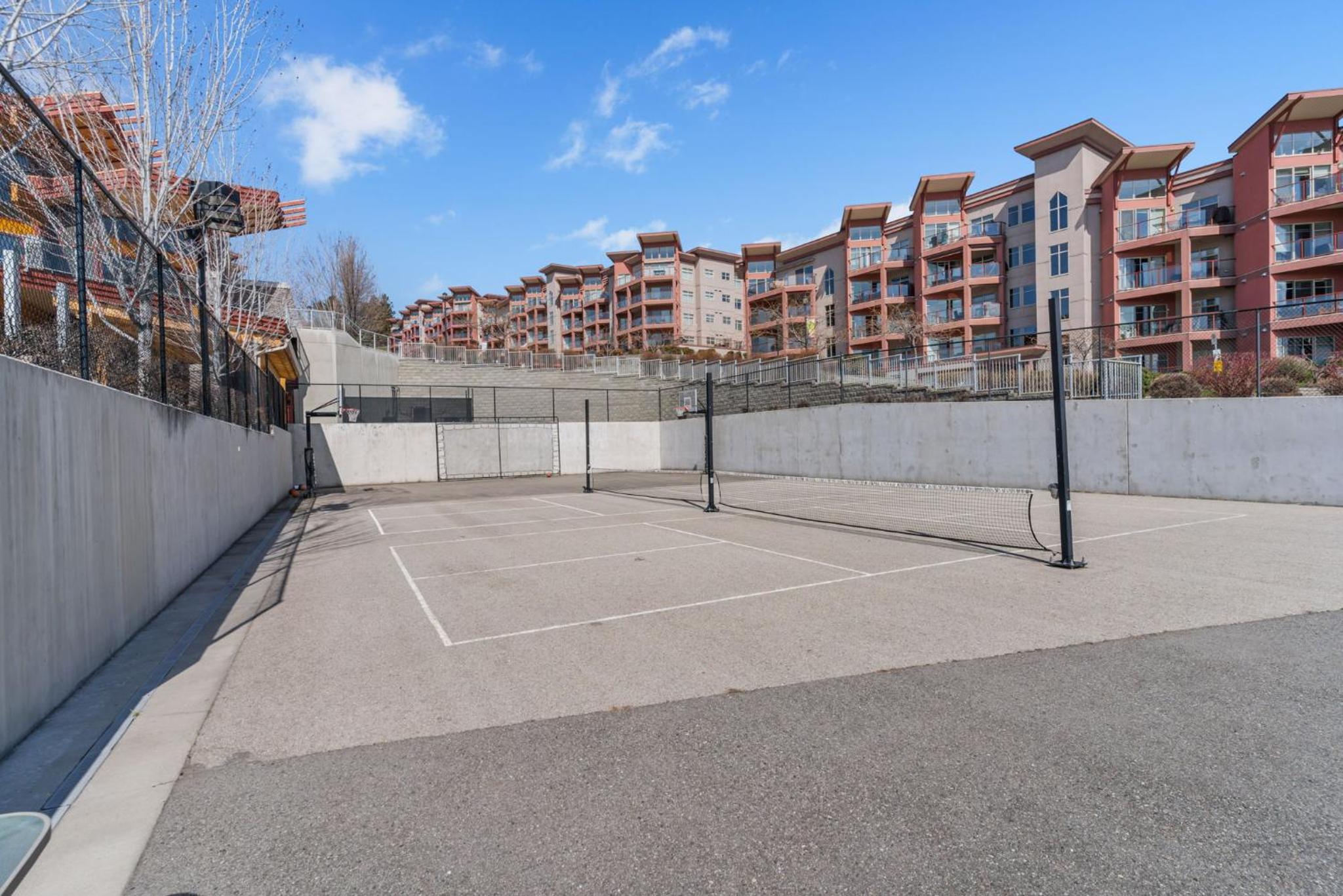 Luxury Lake View Condo in West Kelowna, 5 Star Resort with Pool, Hot Tub and Gym