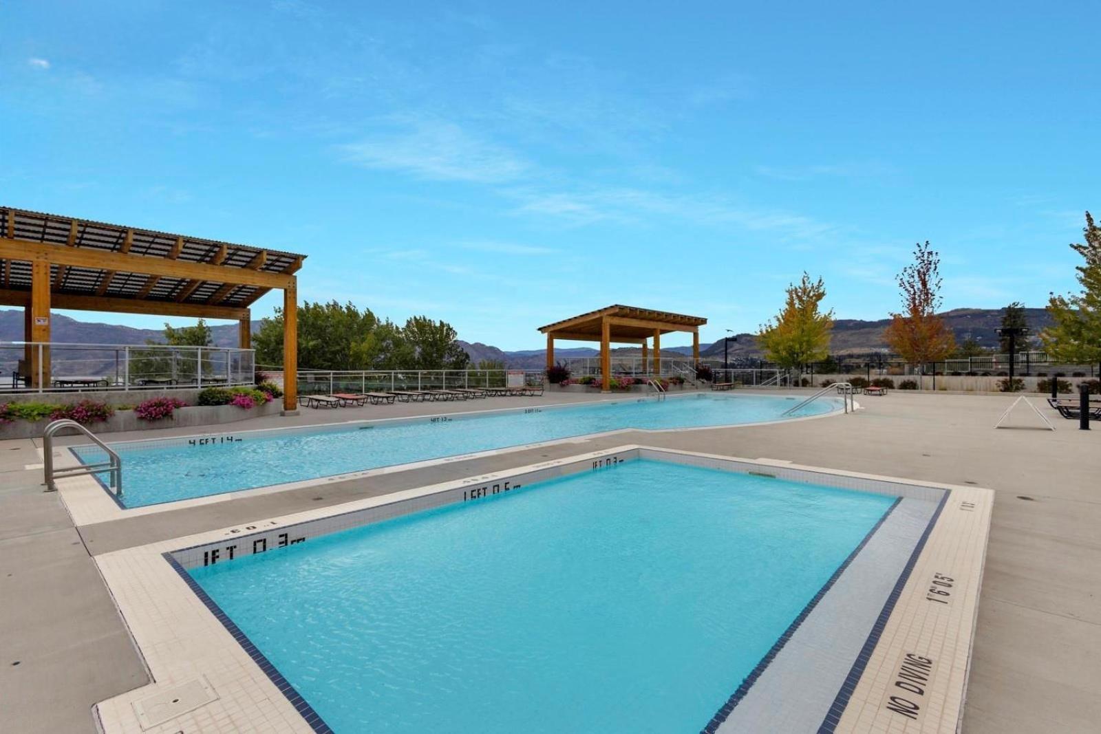 Luxury Lake View Condo in West Kelowna, 5 Star Resort with Pool, Hot Tub and Gym